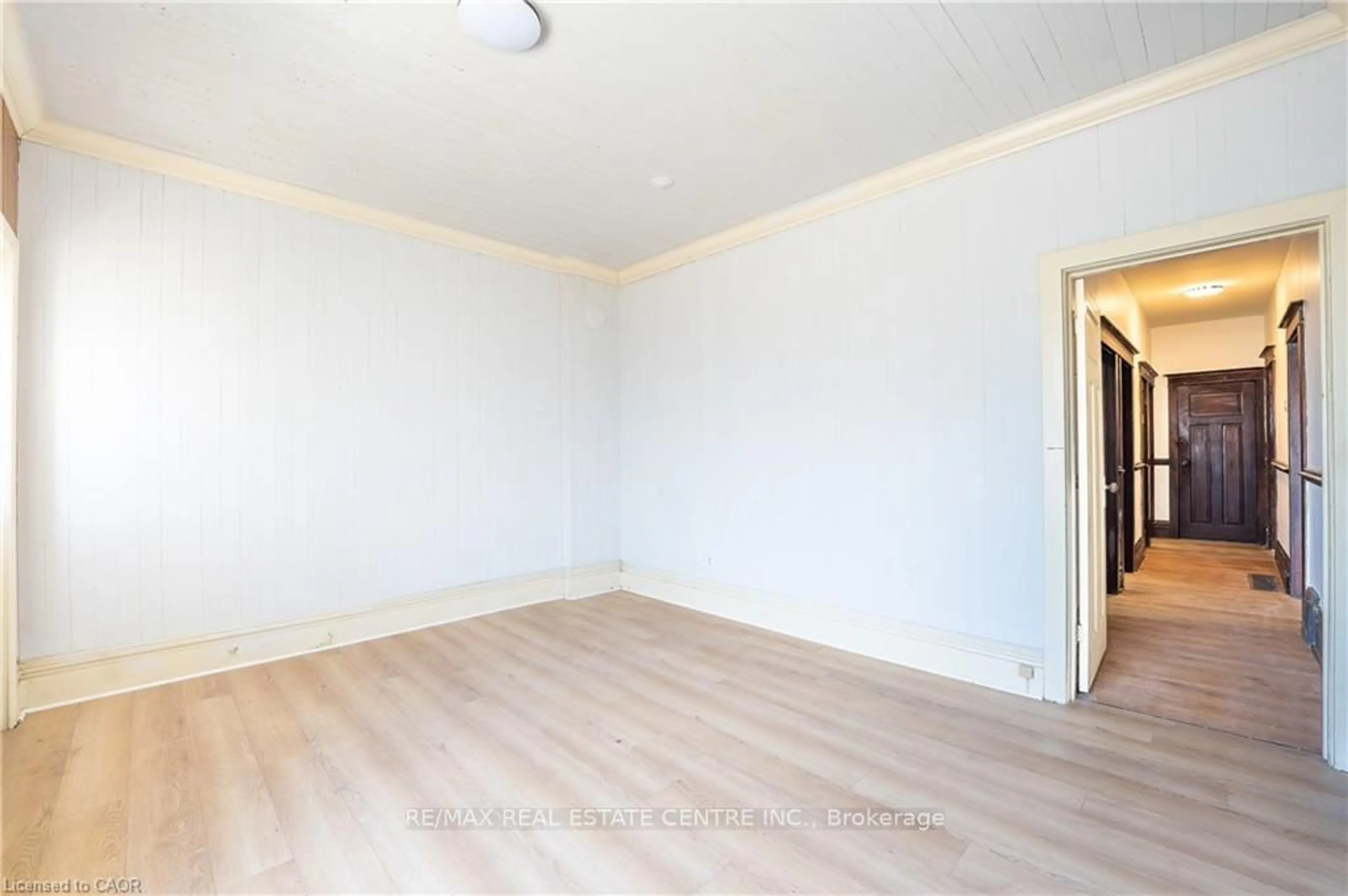 A pic of a room for 1274 Barton St, Hamilton Ontario L8H 2W1