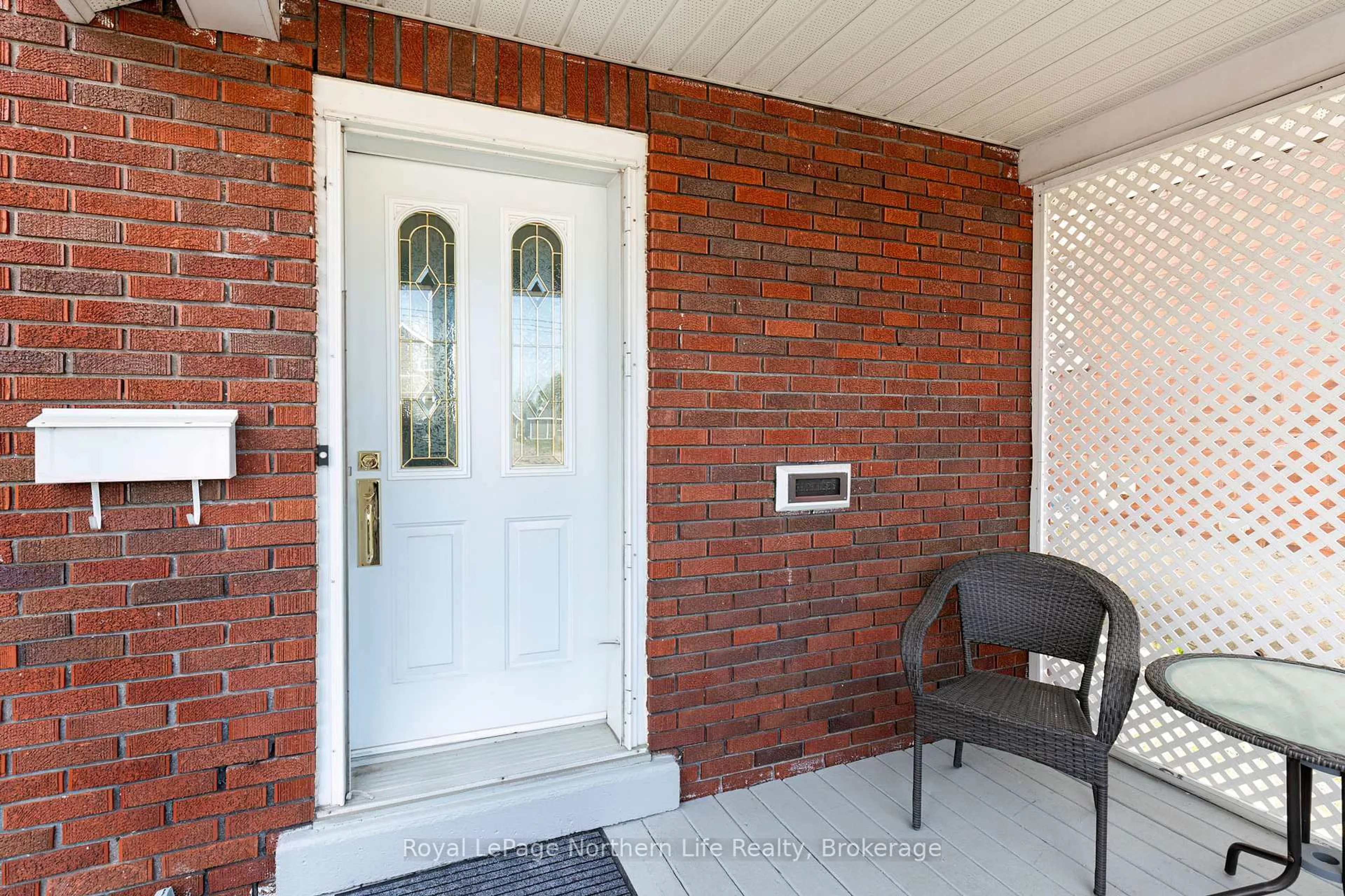 Indoor entryway for 479 Laurier Ave, North Bay Ontario P1B 1T6