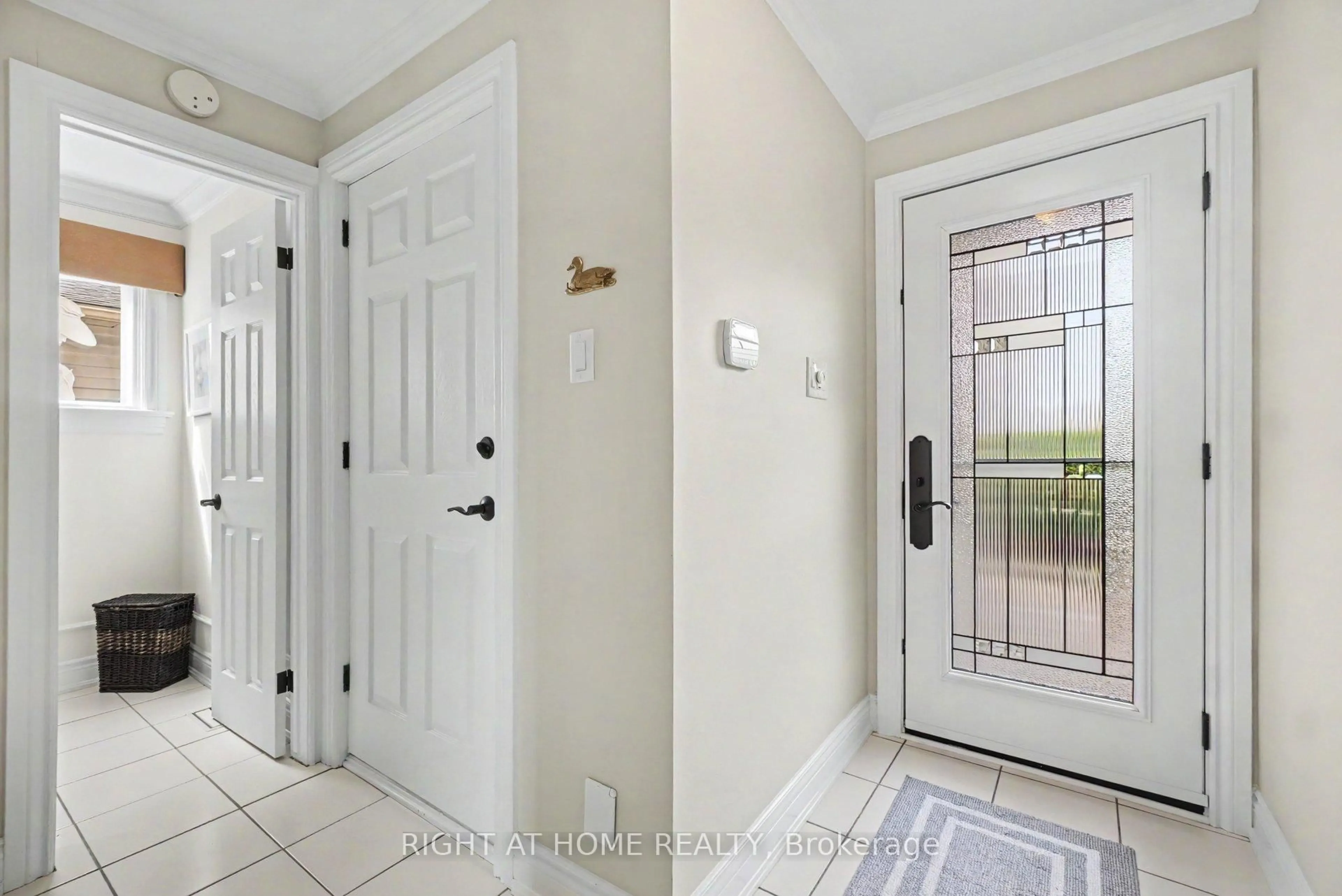 Indoor entryway for 1484 Meadowbrook Rd, Ottawa Ontario K1B 5C3