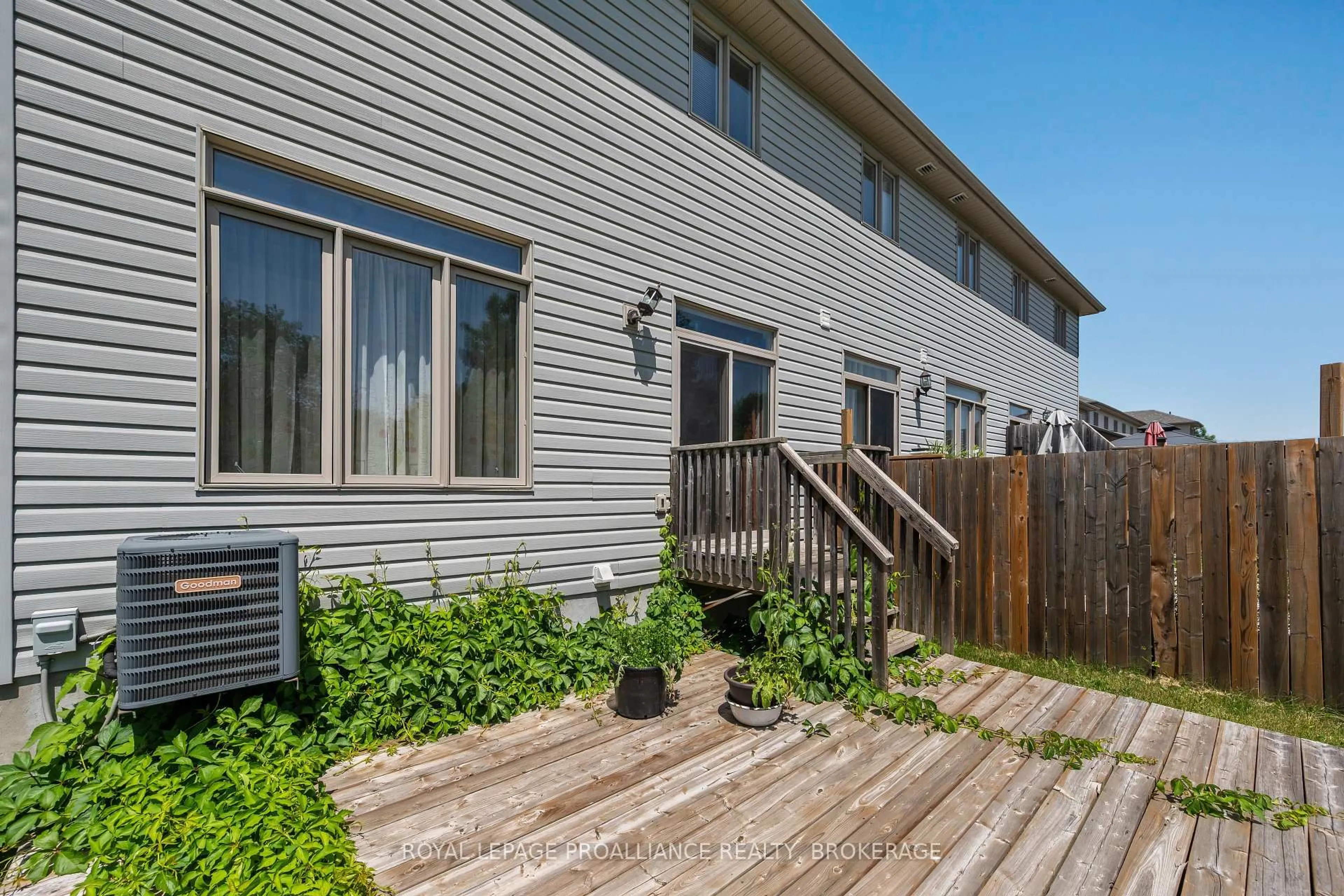 Patio, street for 917 Blossom St, Kingston Ontario K7P 0N2