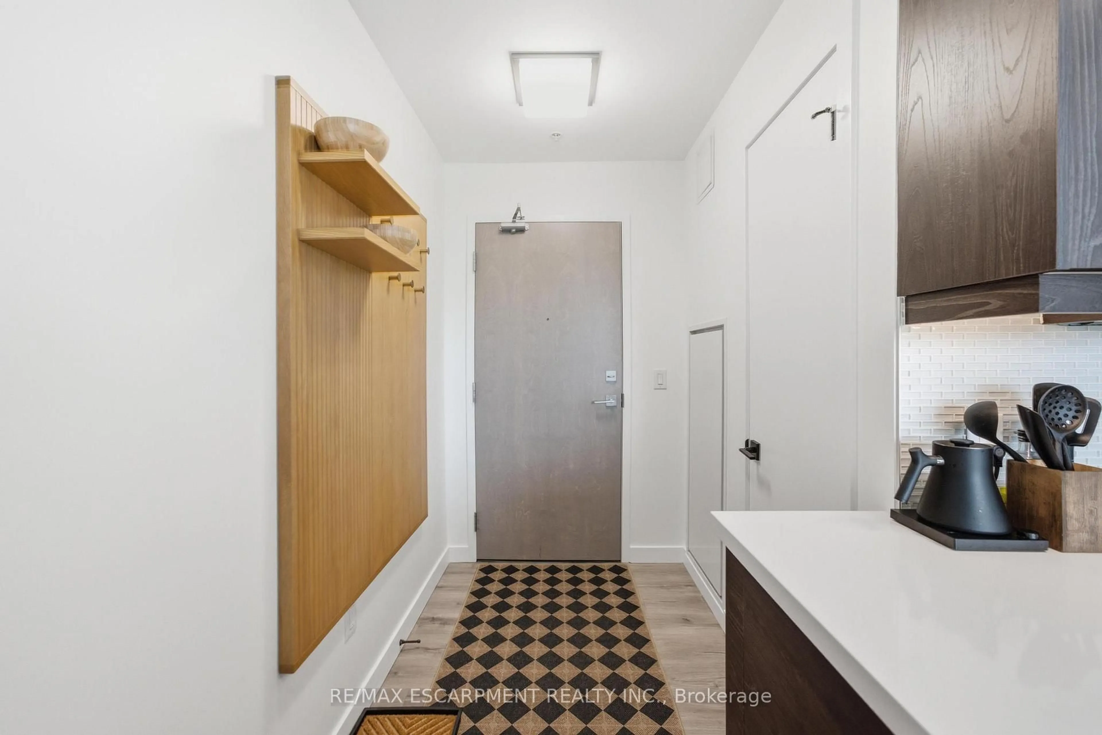 Indoor entryway for 455 Charlton Ave #403, Hamilton Ontario L8N 0B2