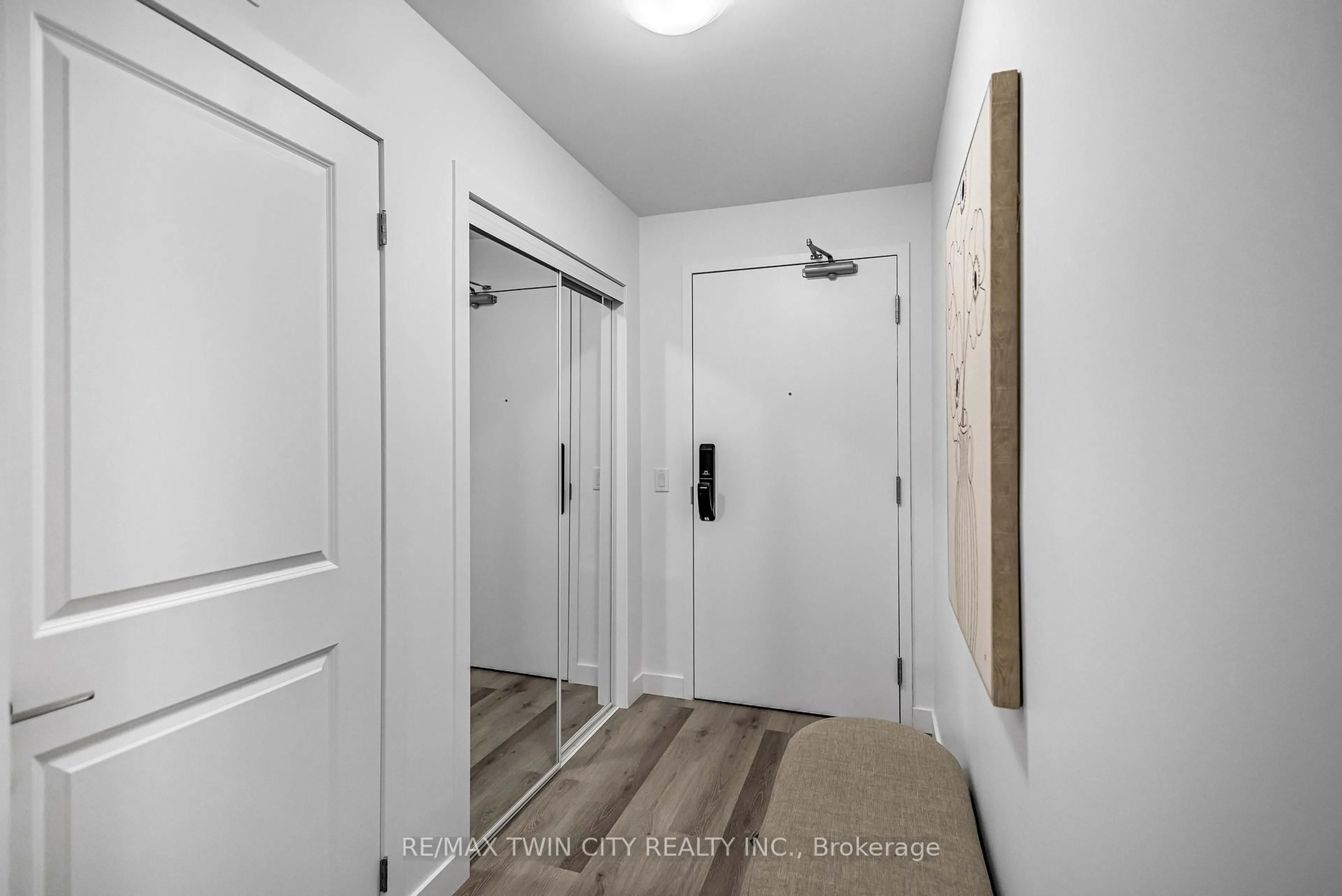Indoor entryway for 461 Green Rd #212, Hamilton Ontario L8E 0L5