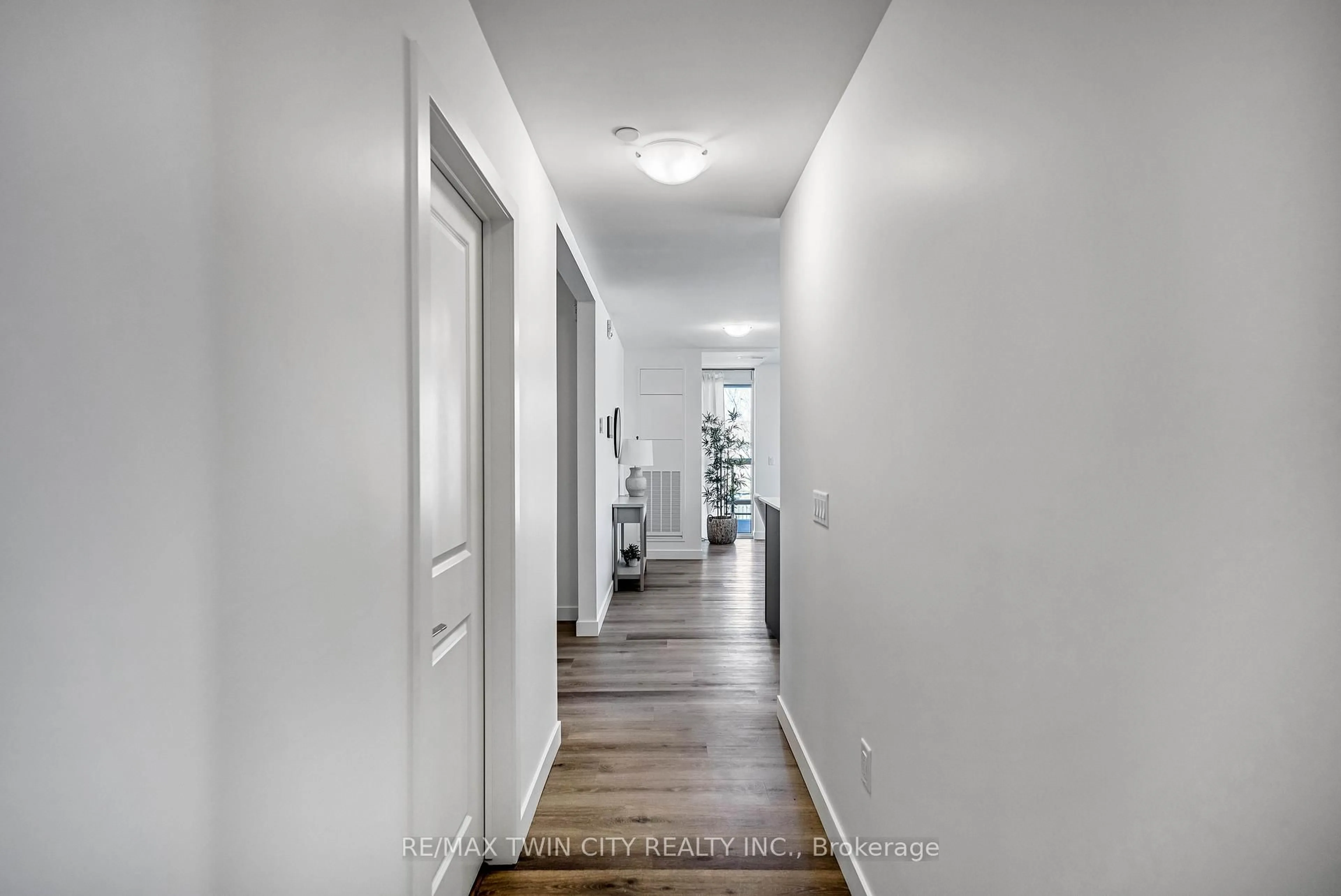 Indoor entryway for 461 Green Rd #212, Hamilton Ontario L8E 0L5