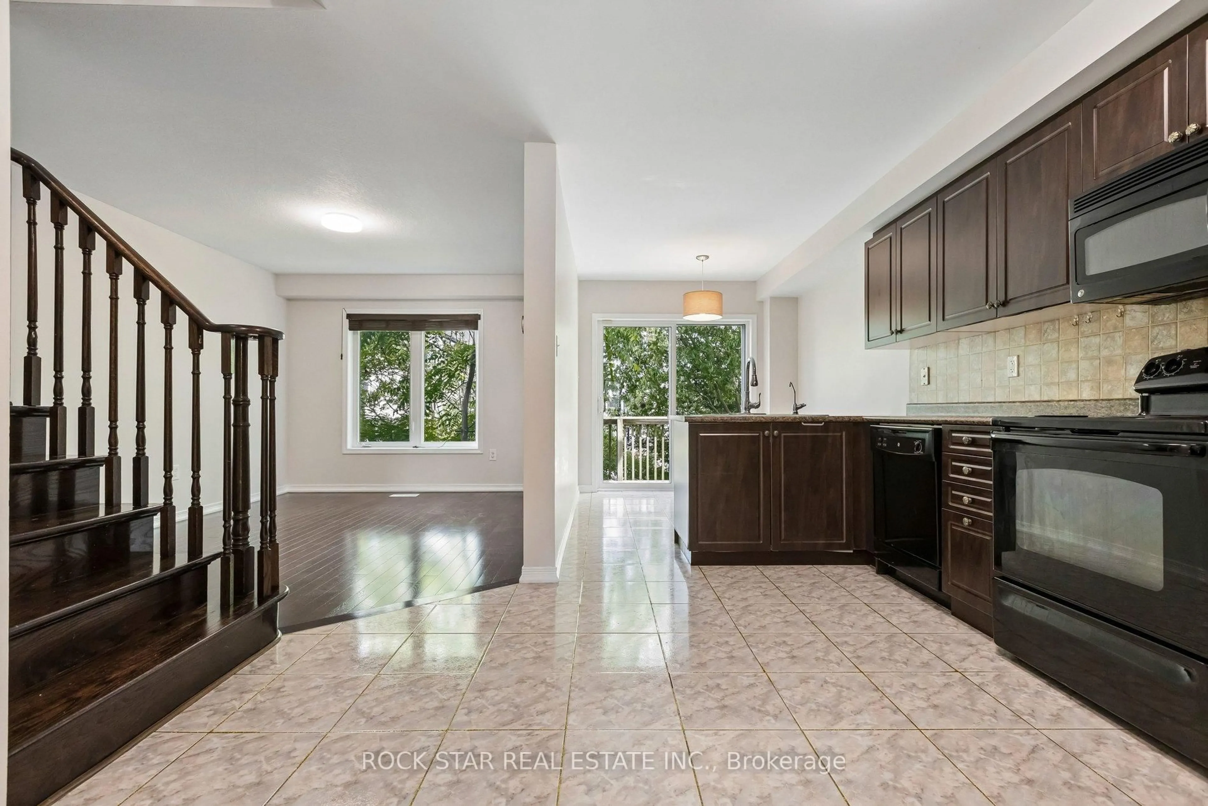 Open concept kitchen, ceramic/tile floor for 111 Bloomington Dr, Cambridge Ontario N1P 1J6