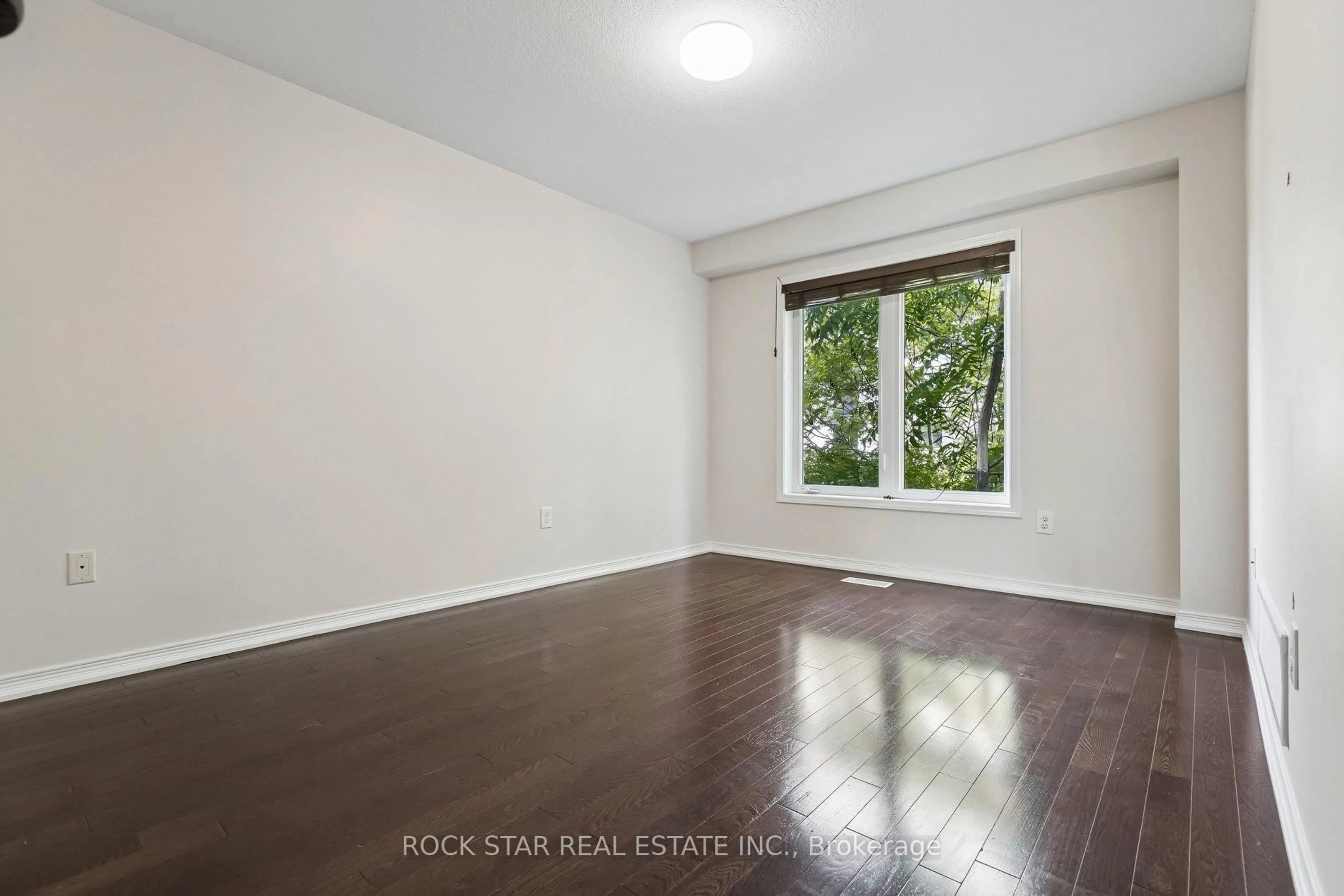 A pic of a room for 111 Bloomington Dr, Cambridge Ontario N1P 1J6