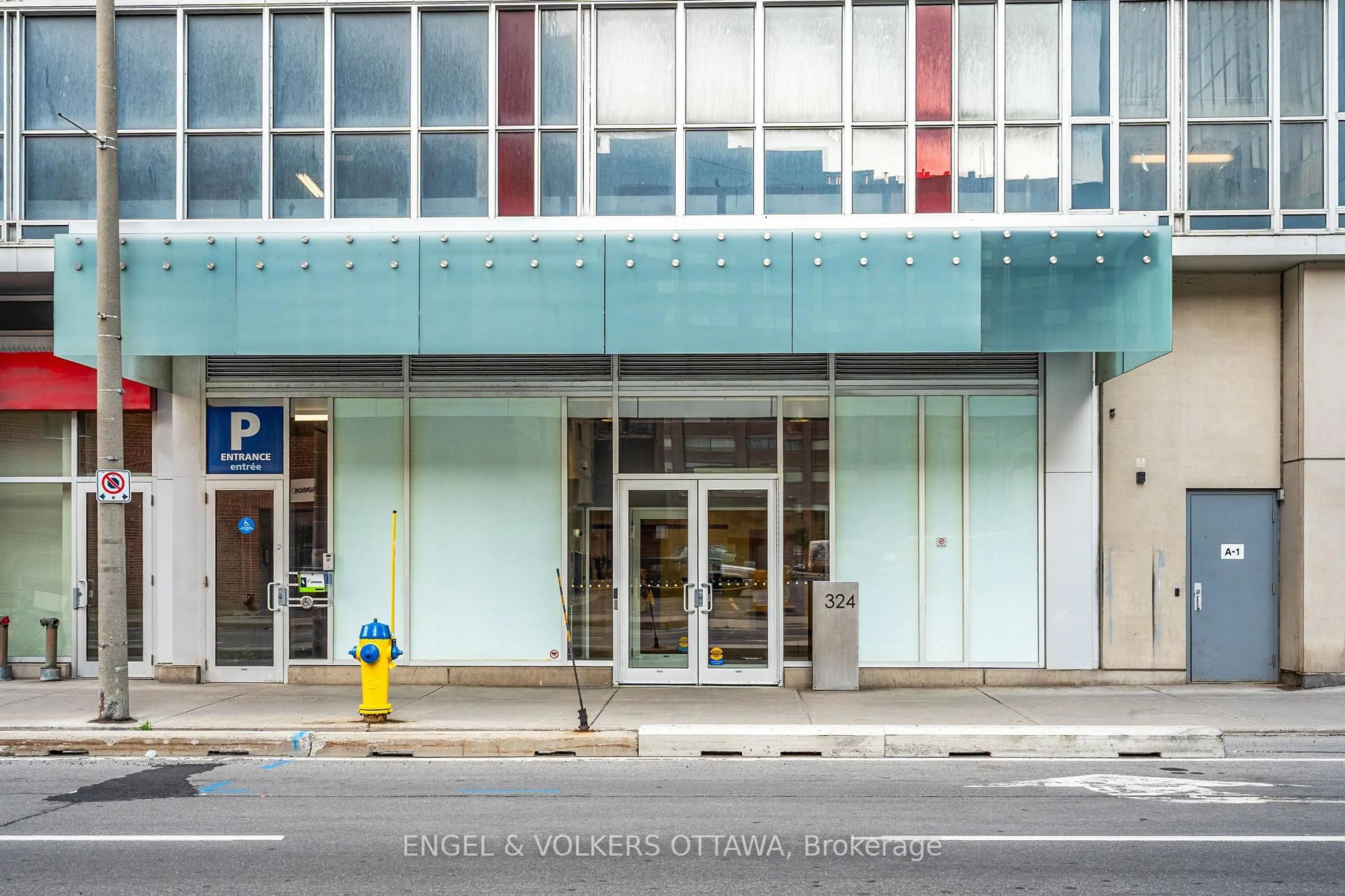 Indoor foyer for 324 Laurier Ave #1710, Ottawa Ontario K1N 6P6