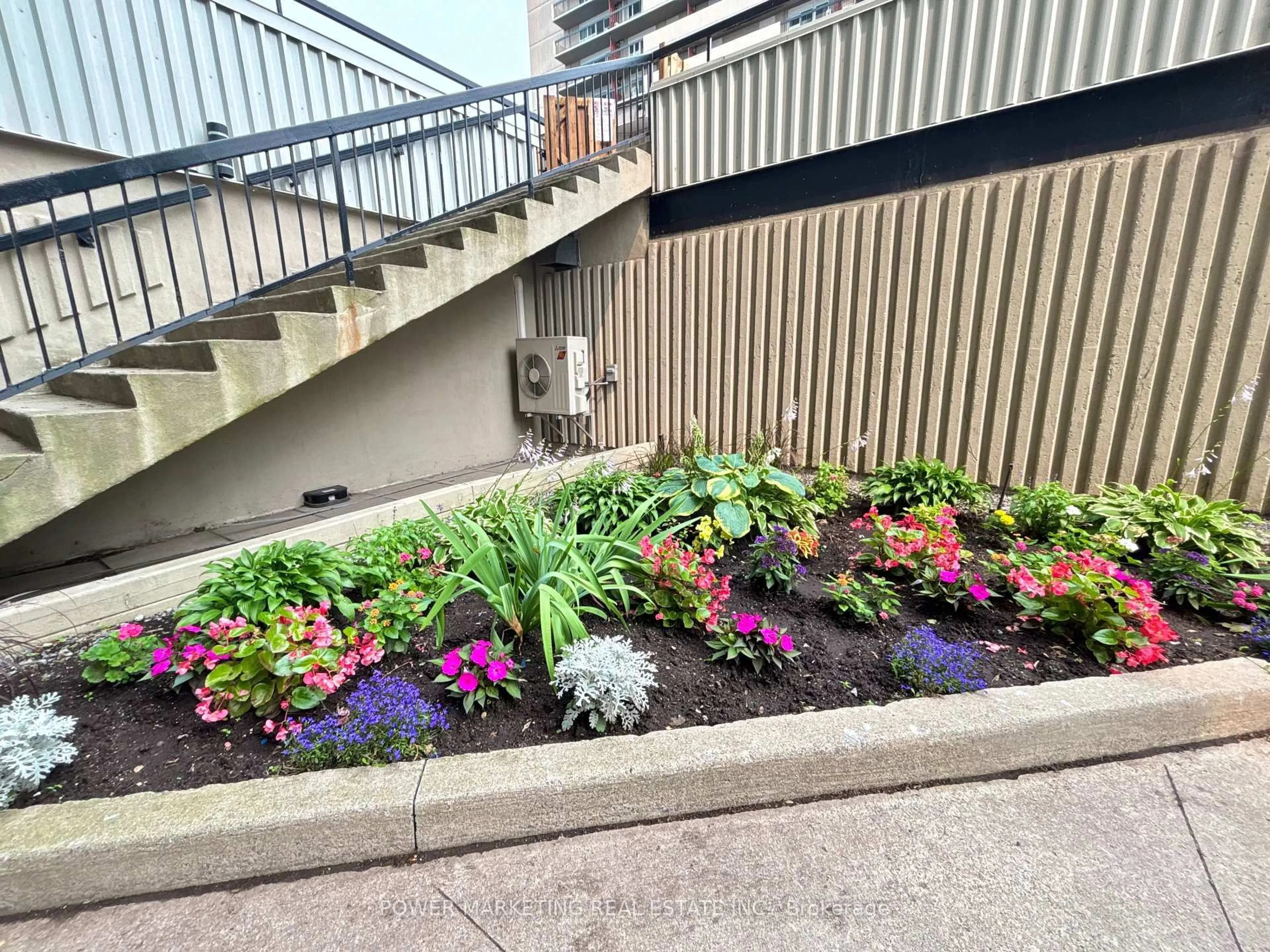 Patio, street for 158B MCARTHUR Ave #1604, Ottawa Ontario K1L 8E7