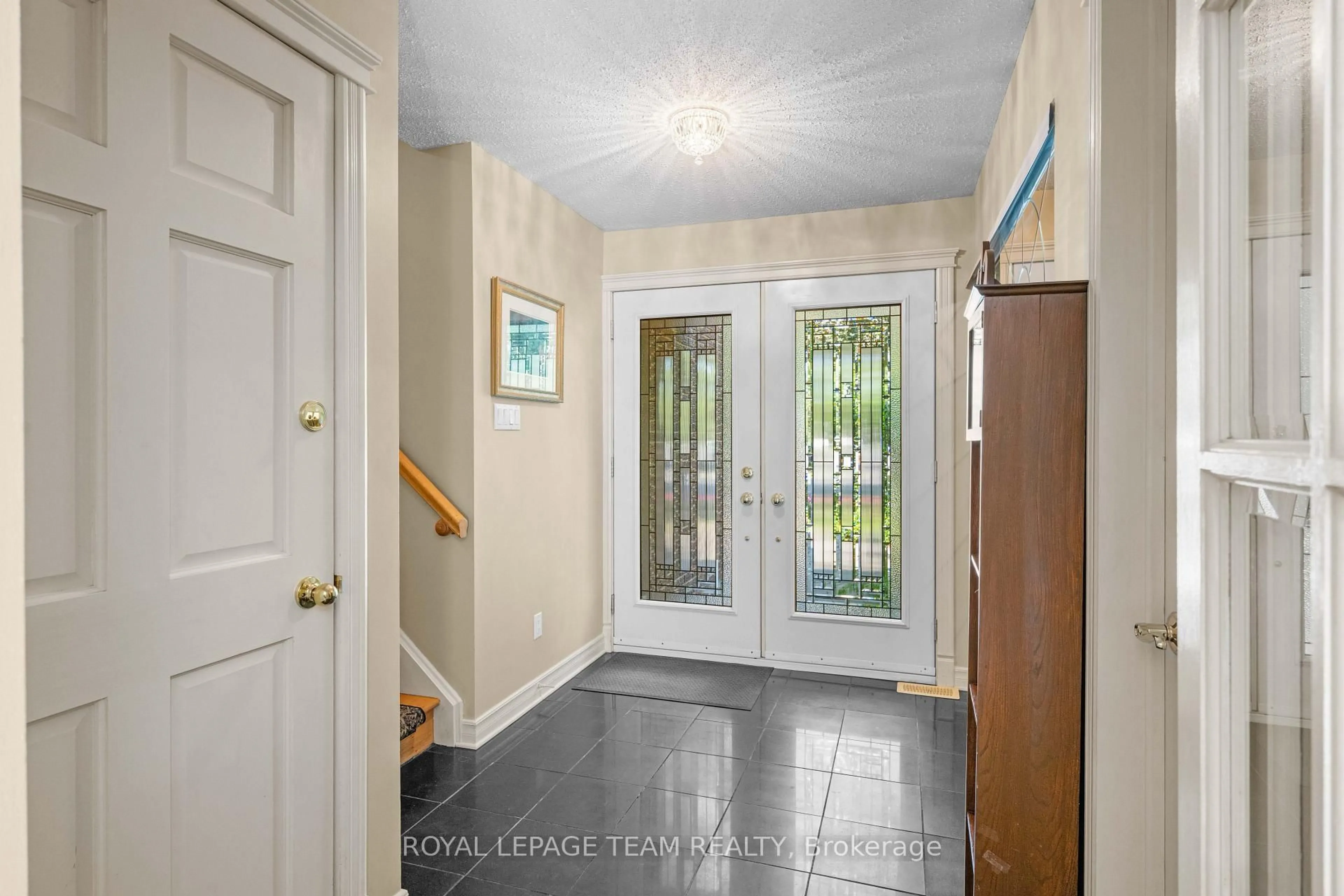 Indoor entryway for 36 Glendenning Dr, Ottawa Ontario K2H 7Y9