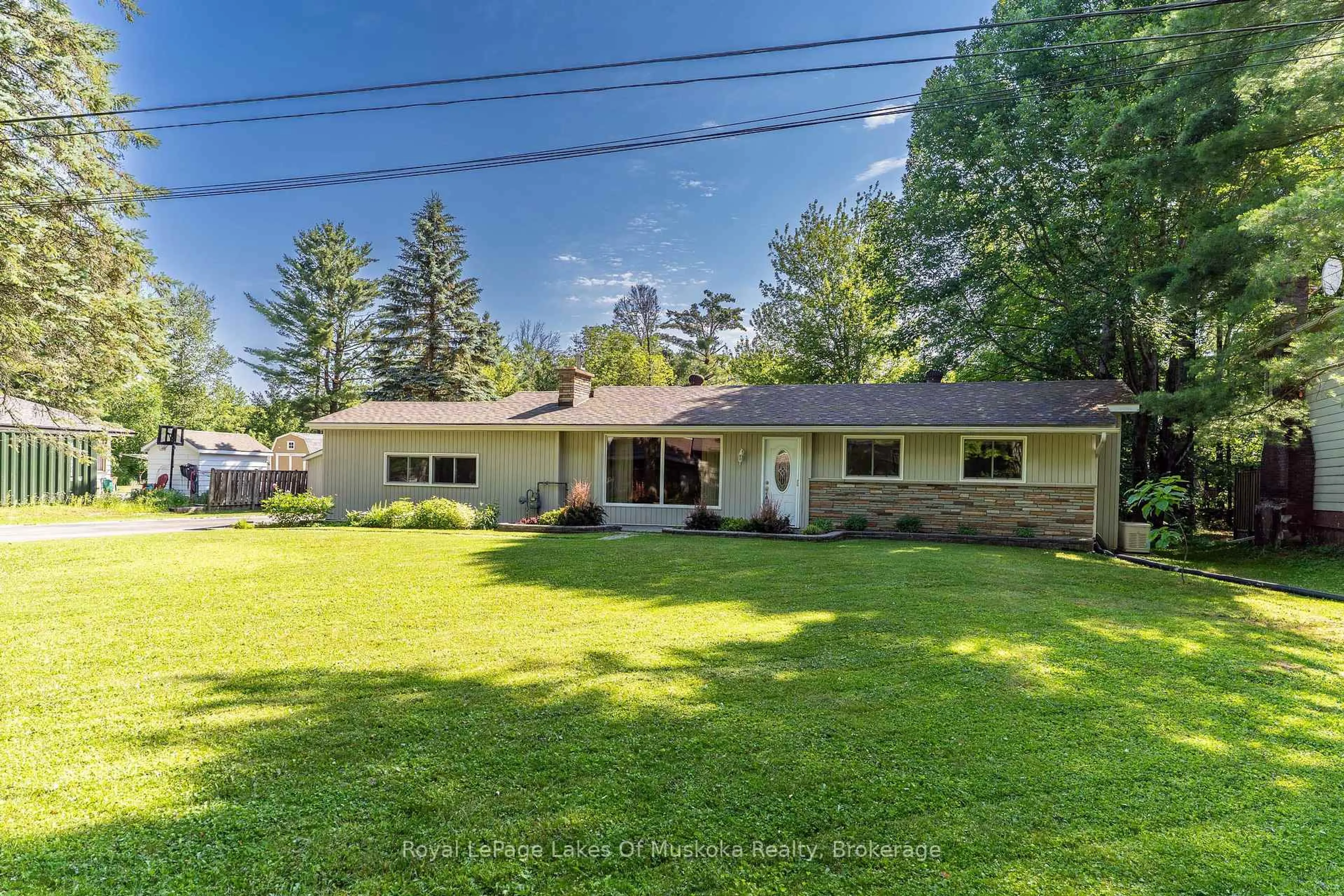 A pic from outside/outdoor area/front of a property/back of a property/a pic from drone, unknown for 130 Robinson Ave, Gravenhurst Ontario P1P 1R5