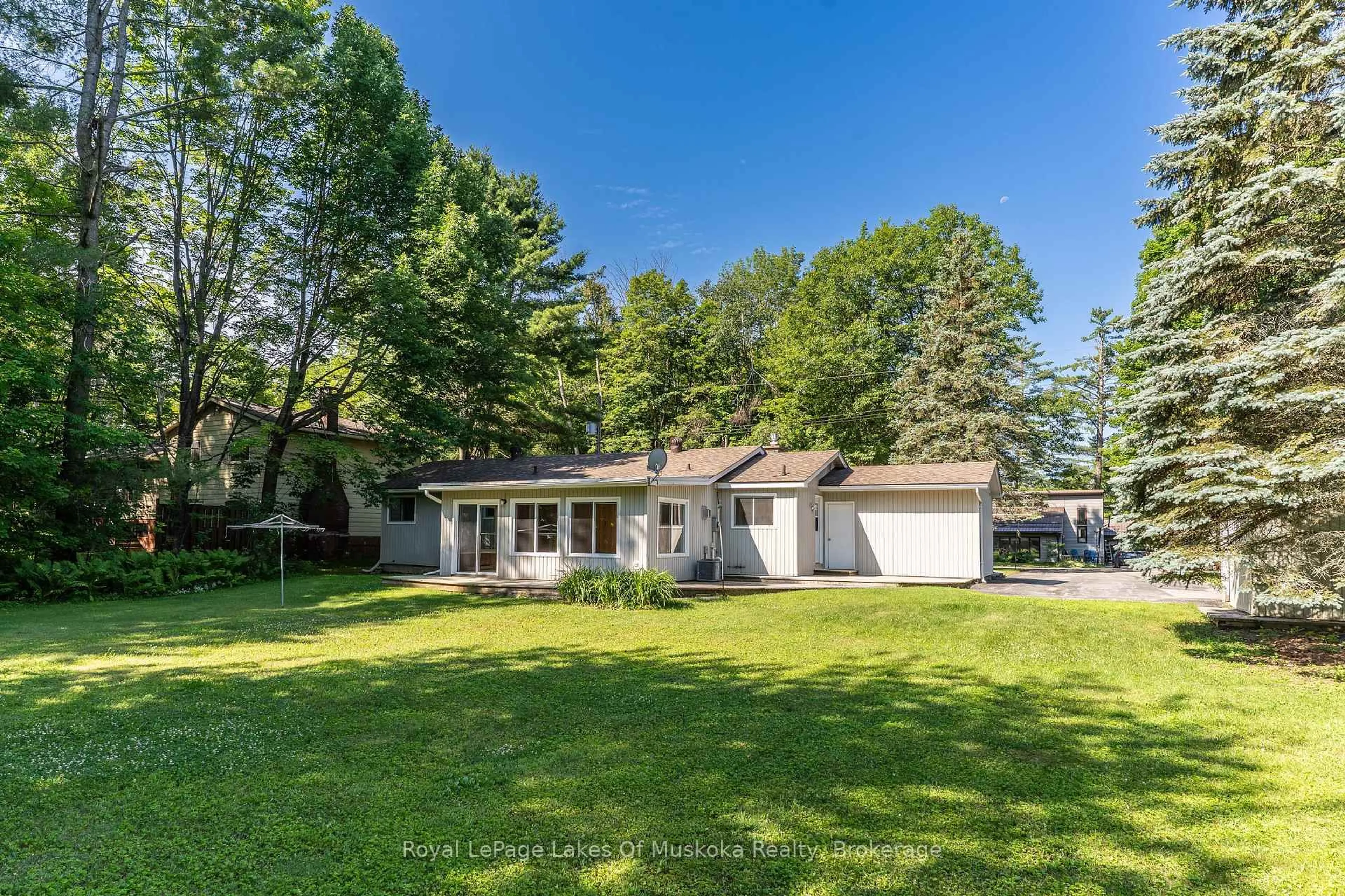 A pic from outside/outdoor area/front of a property/back of a property/a pic from drone, unknown for 130 Robinson Ave, Gravenhurst Ontario P1P 1R5
