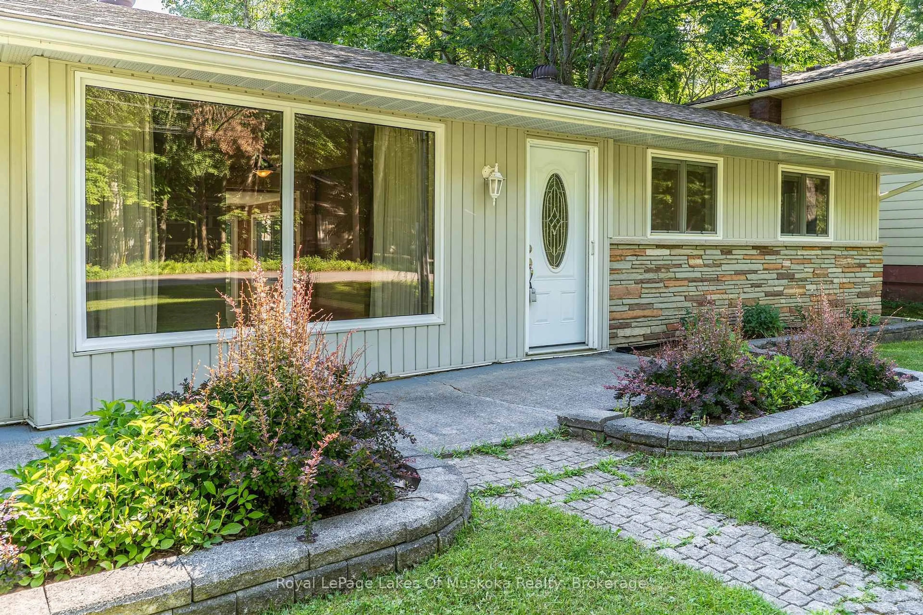 Home with vinyl exterior material, street for 130 Robinson Ave, Gravenhurst Ontario P1P 1R5