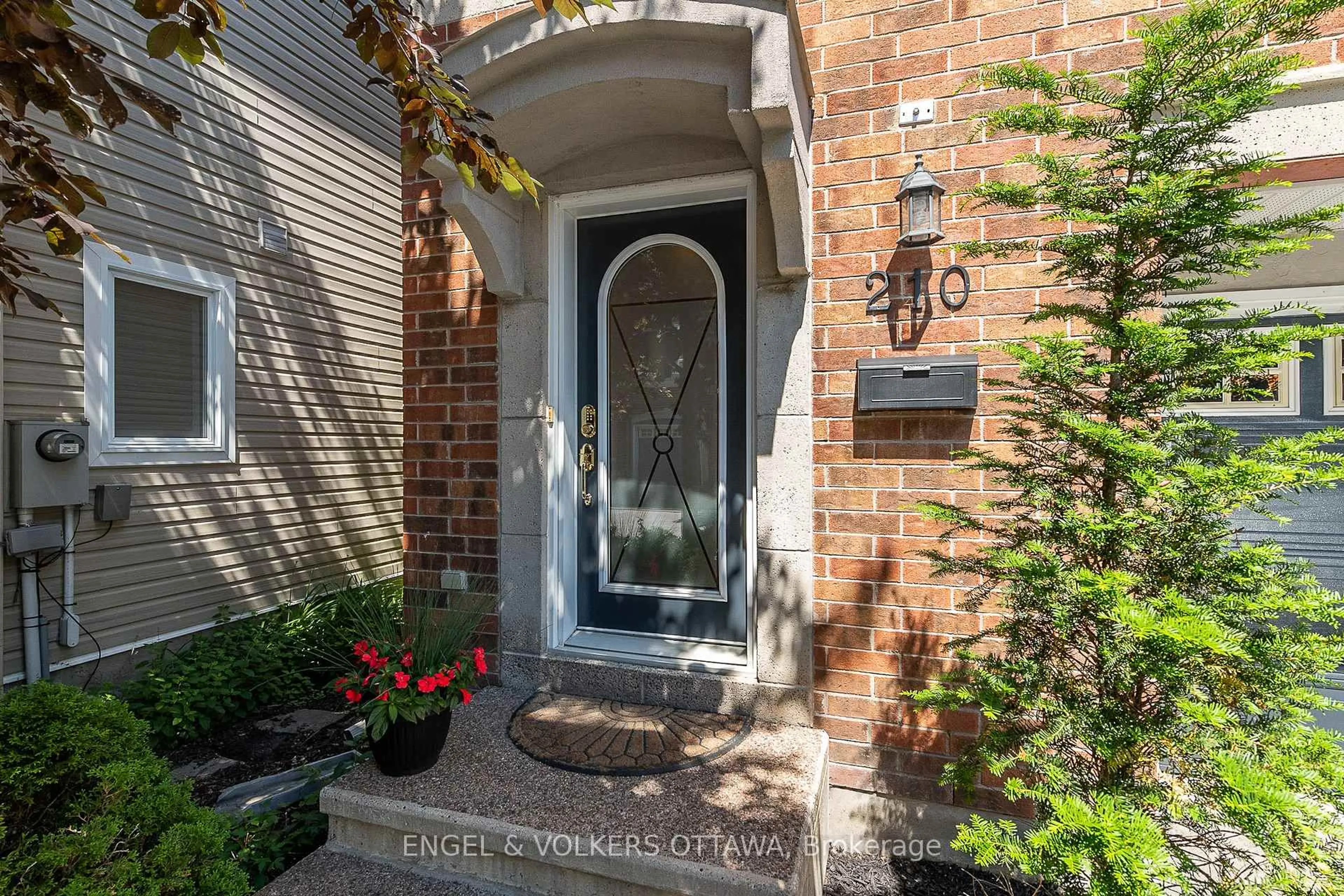 Indoor entryway for 210 West Village Private, Ottawa Ontario K1Z 1E4