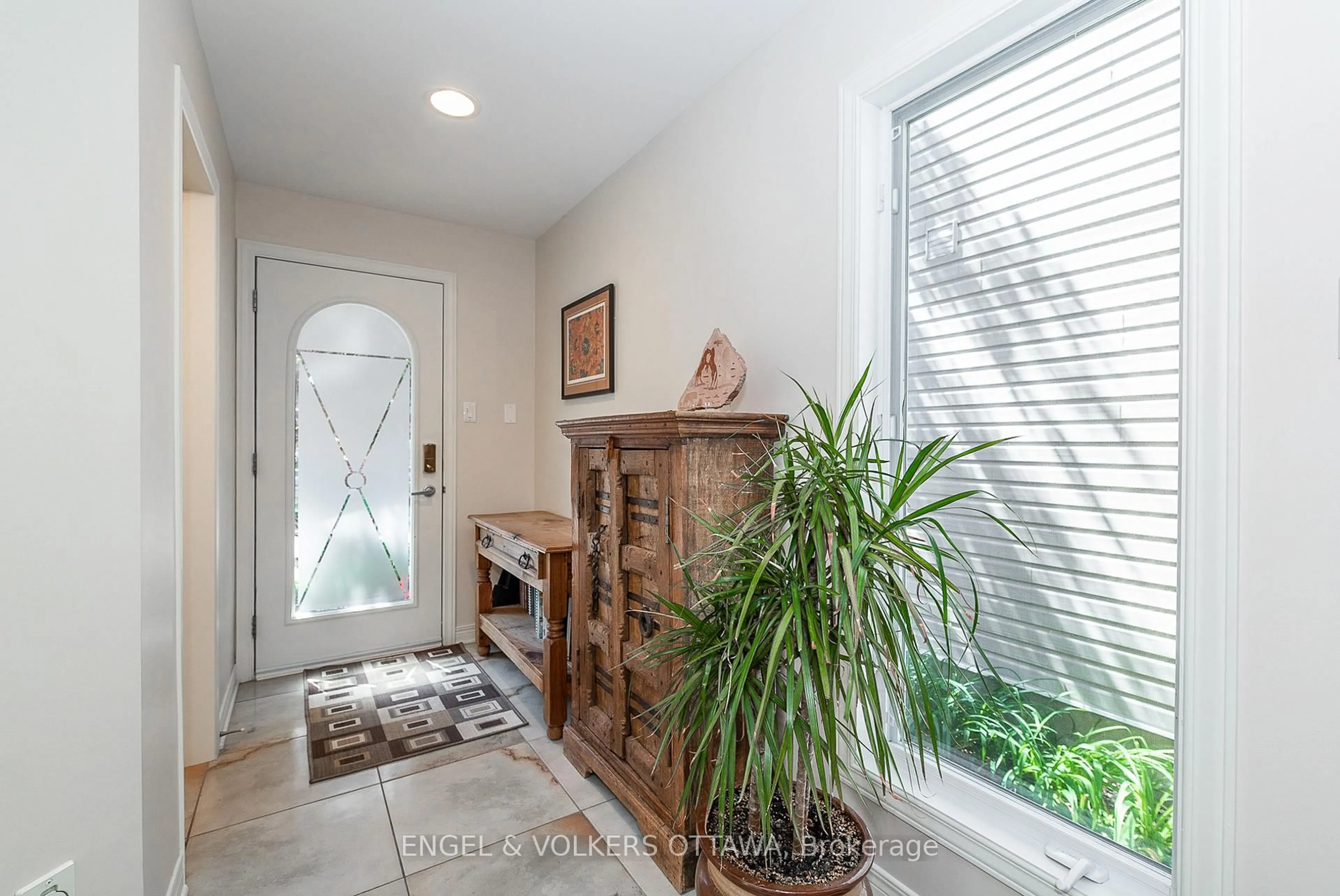 Indoor entryway for 210 West Village Private, Ottawa Ontario K1Z 1E4