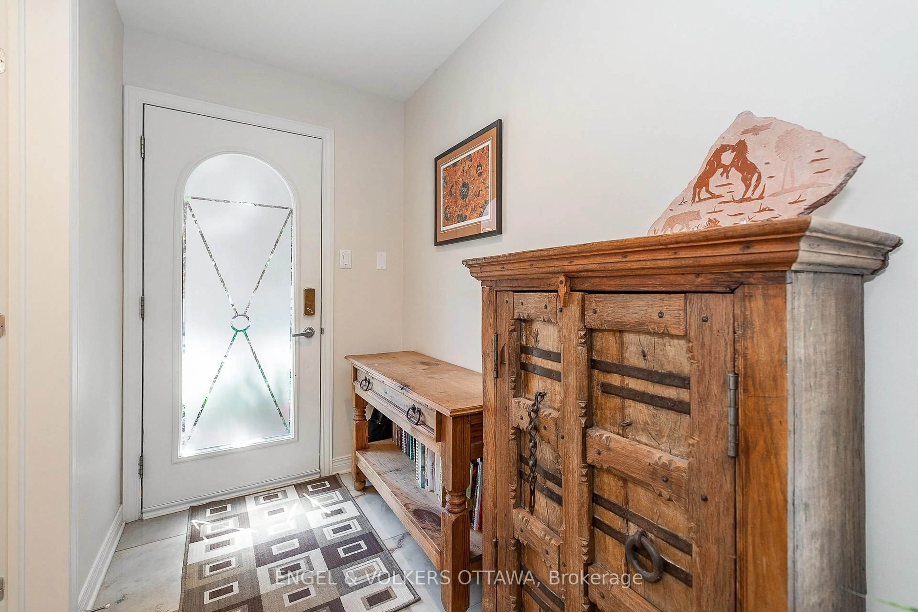 Indoor entryway for 210 West Village Private, Ottawa Ontario K1Z 1E4