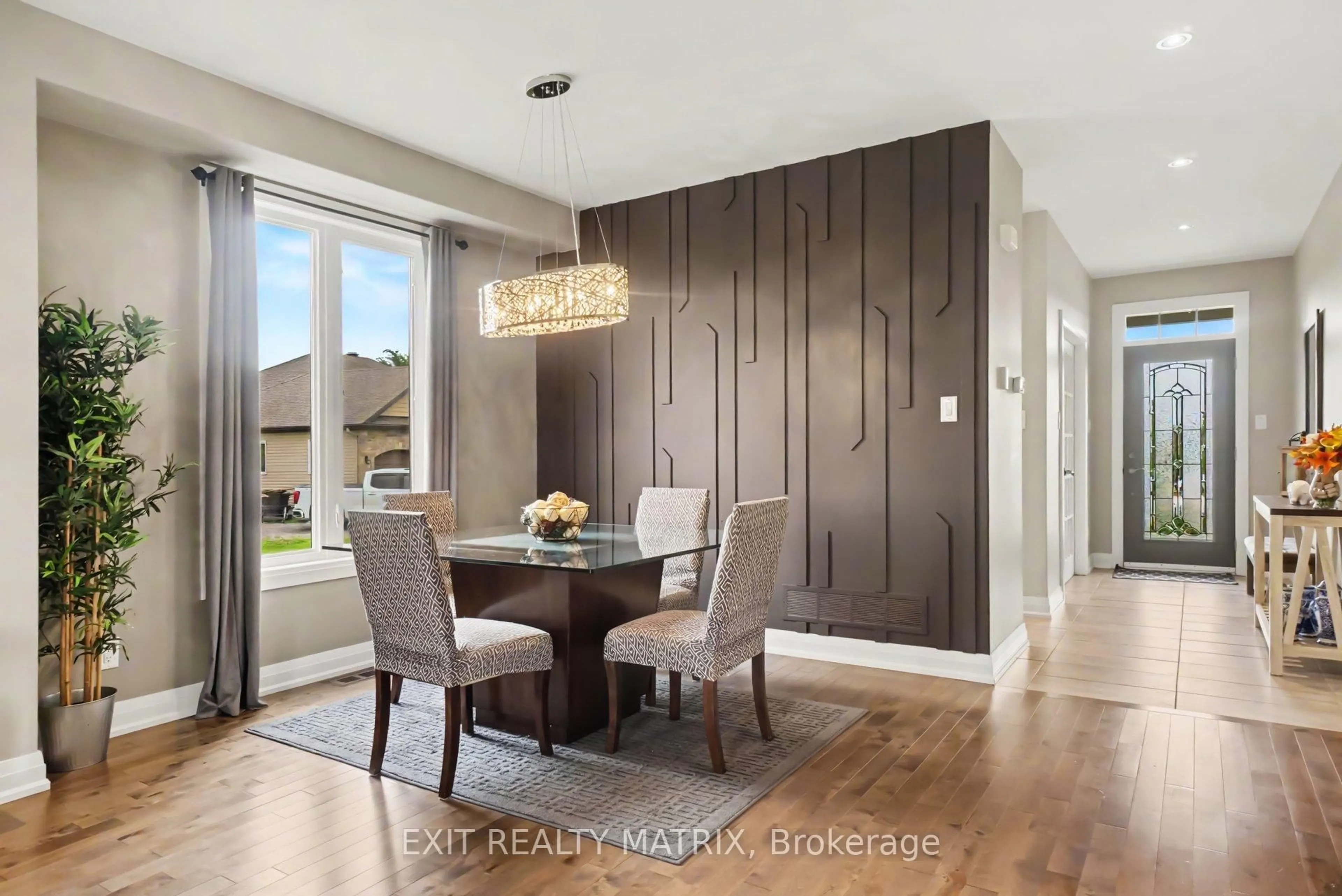 Dining room, wood/laminate floor for 208 Nellie St, Clarence-Rockland Ontario K0A 2A0