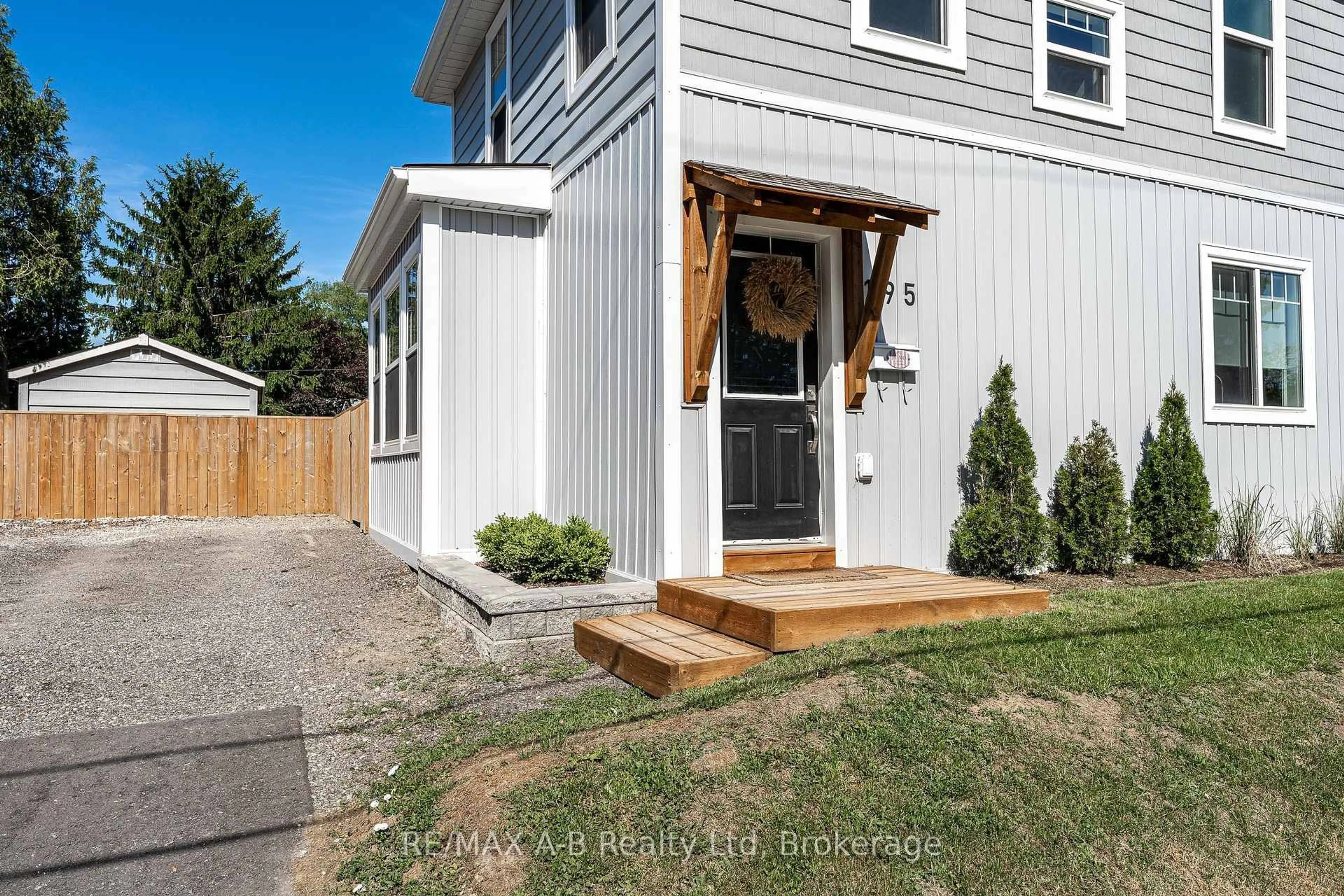Unknown for 195 Water St, Lucan Biddulph Ontario N0M 2J0