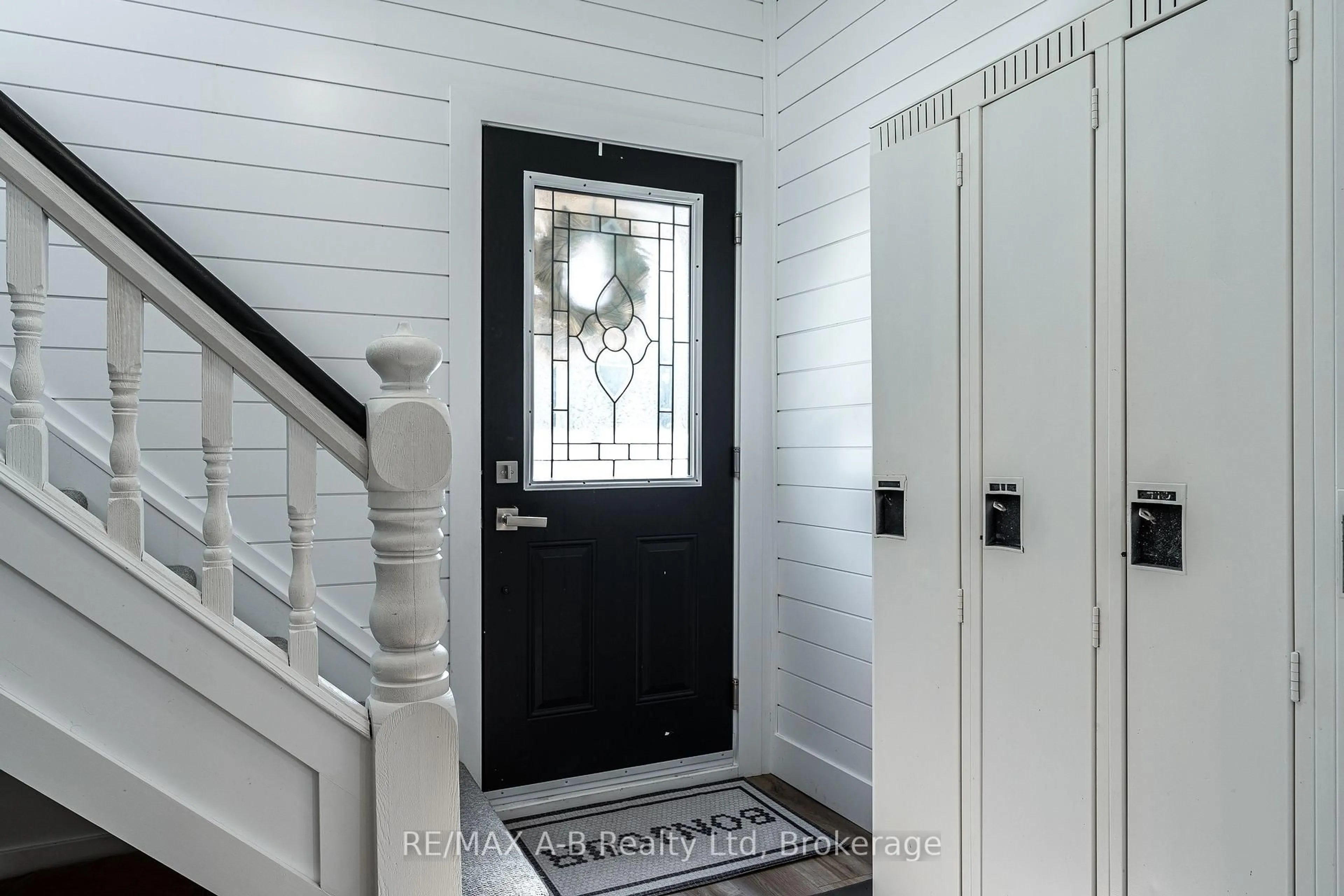 Indoor entryway for 195 Water St, Lucan Biddulph Ontario N0M 2J0