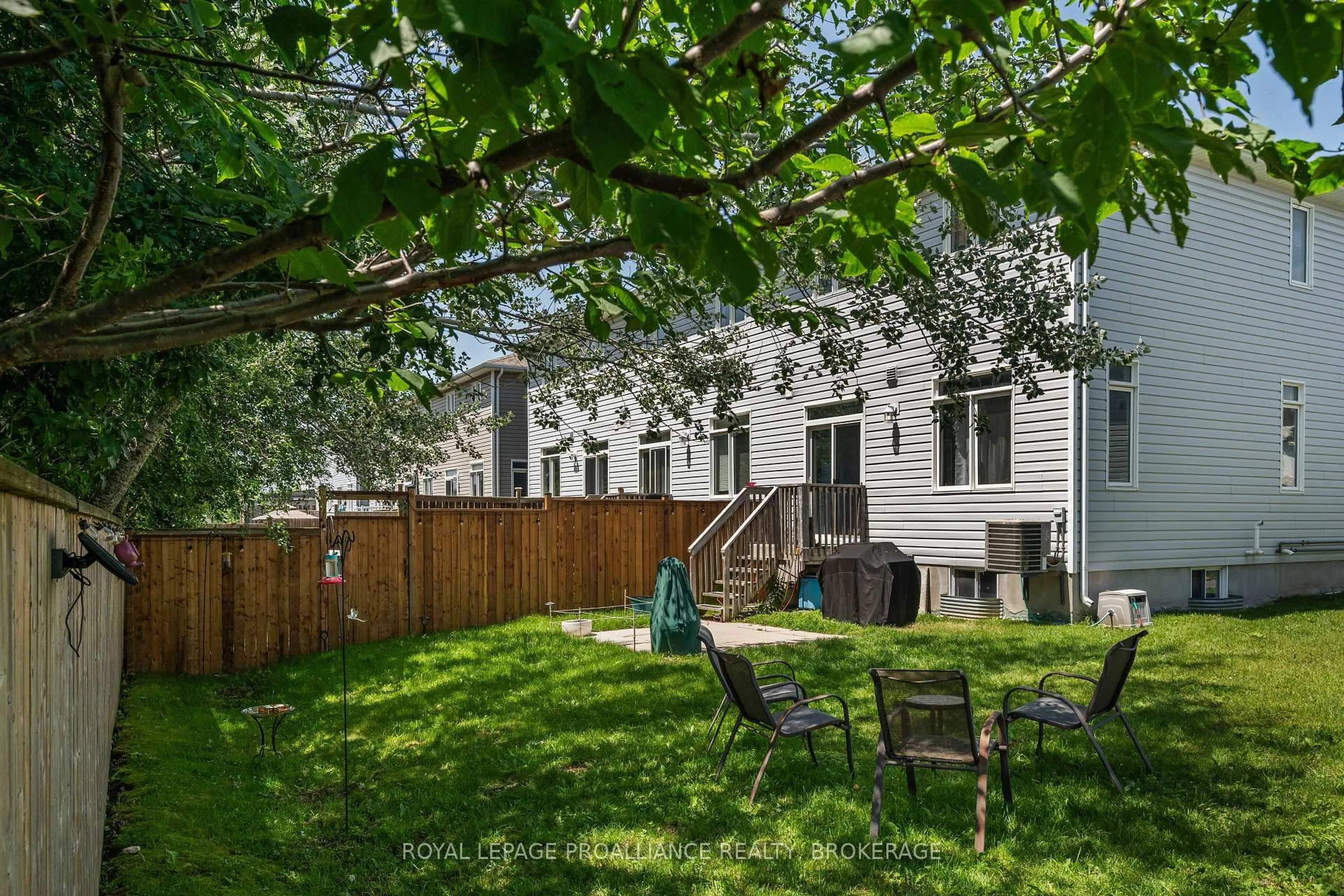 Patio, street for 925 Blossom St, Kingston Ontario K7P 0N2