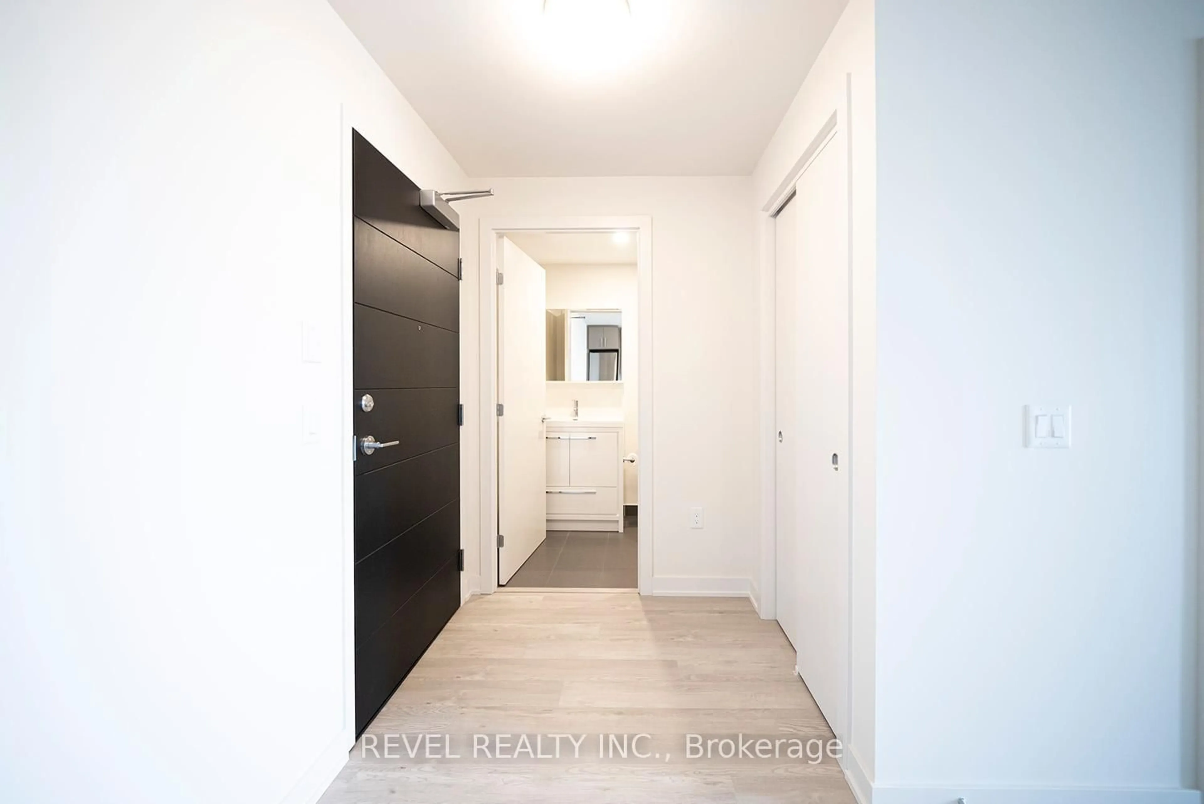 Indoor entryway for 212 King William St #823, Hamilton Ontario L8R 3N9