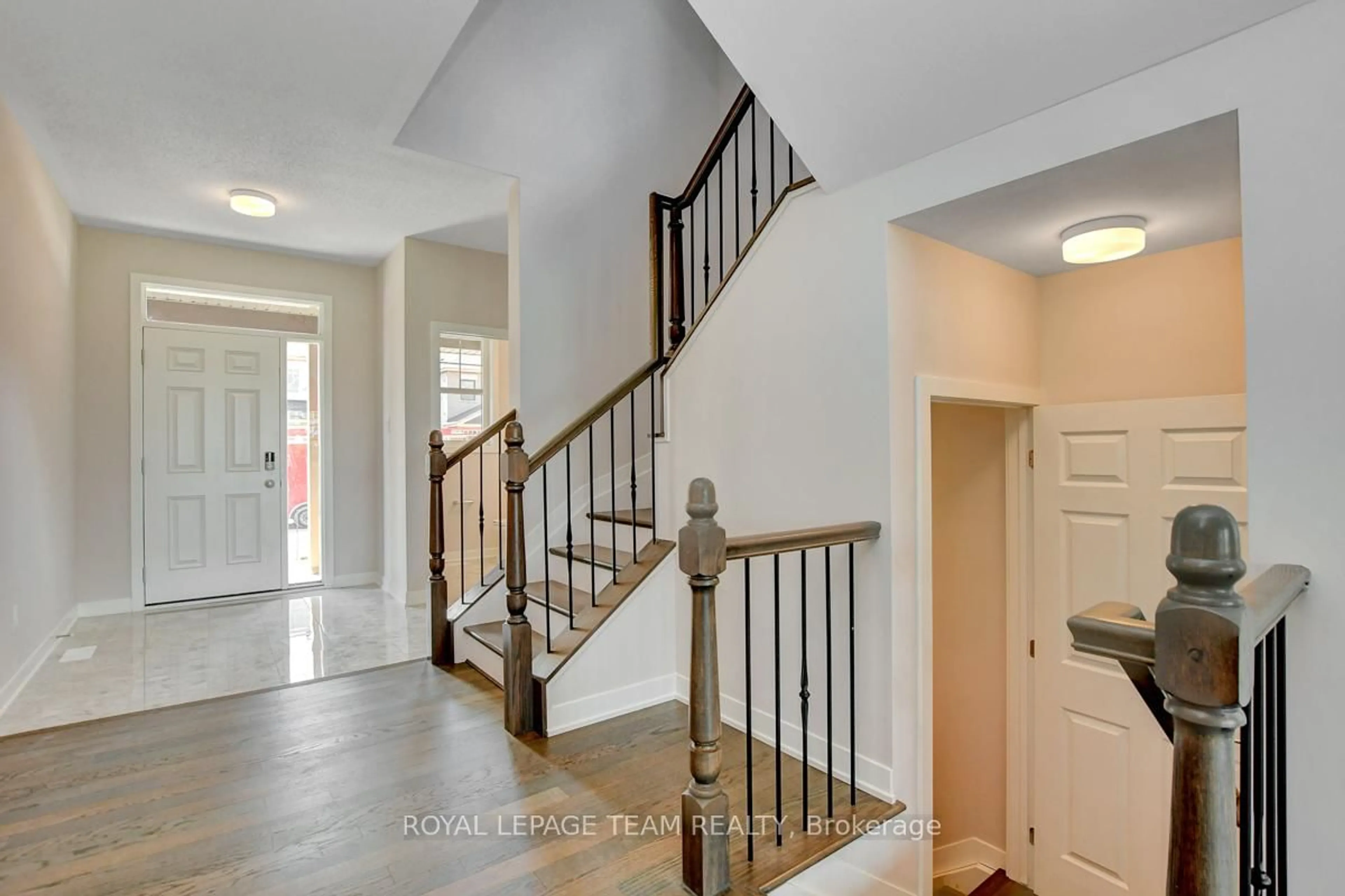 Indoor entryway for 609 BRONZE COPPER Cres, Richmond Ontario K0A 2Z0