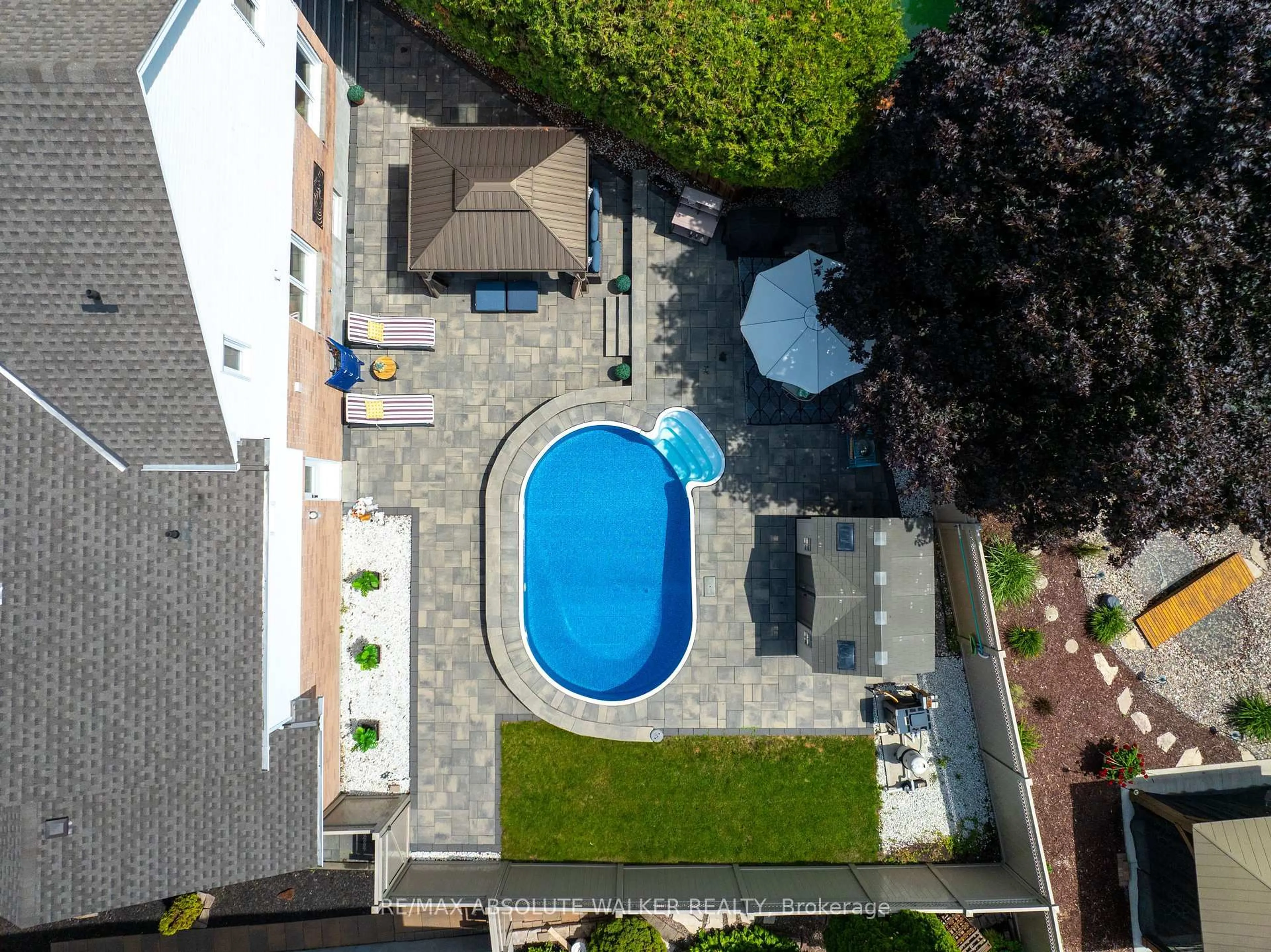 A pic from outside/outdoor area/front of a property/back of a property/a pic from drone, street for 1368 Norview Cres, Orleans Ontario K4A 1Y5