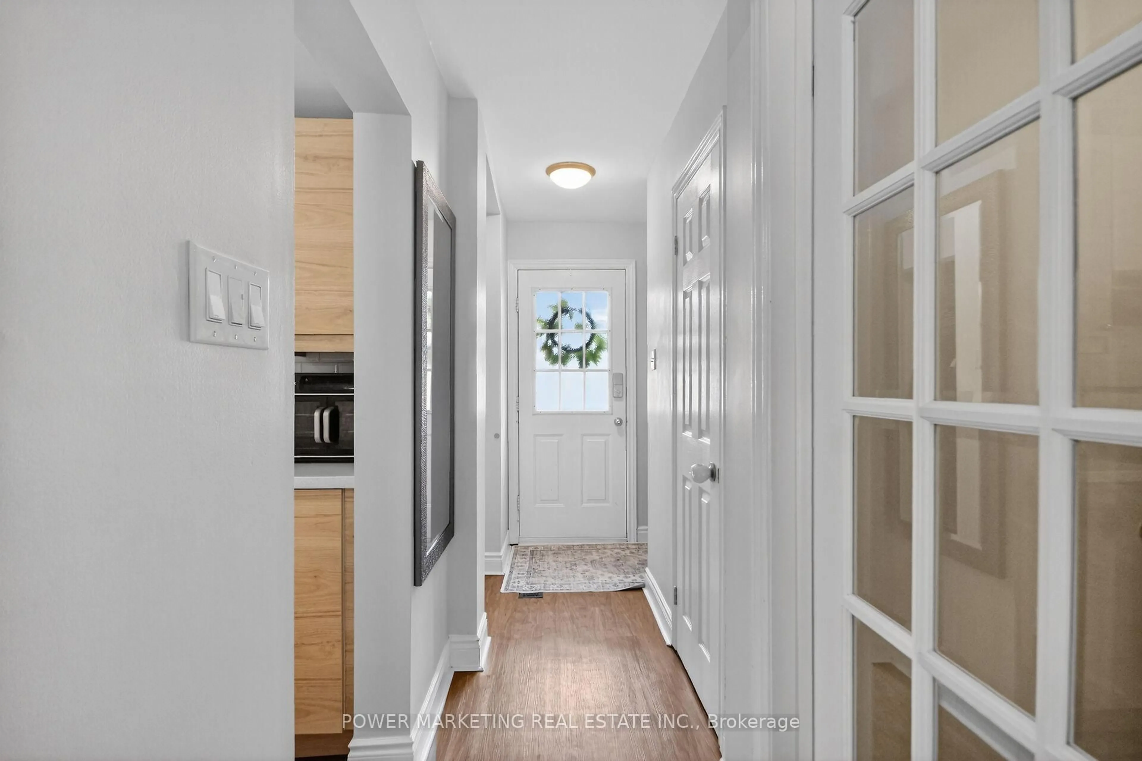 Indoor entryway for 1974 GARDEN PARK Lane, Ottawa Ontario K1E 1E2