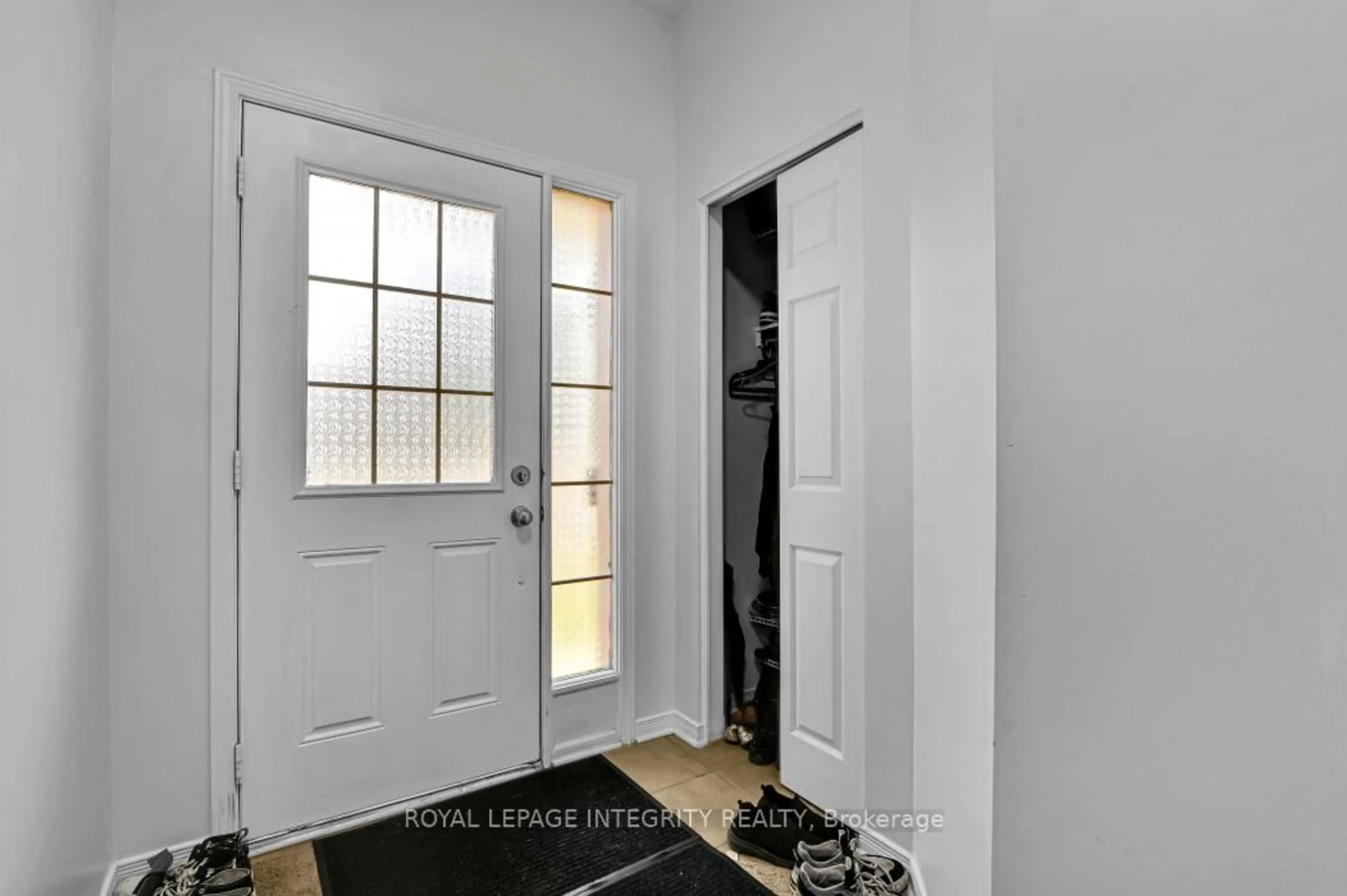 Indoor entryway for 161 Romina St, Ottawa Ontario K2S 0J3
