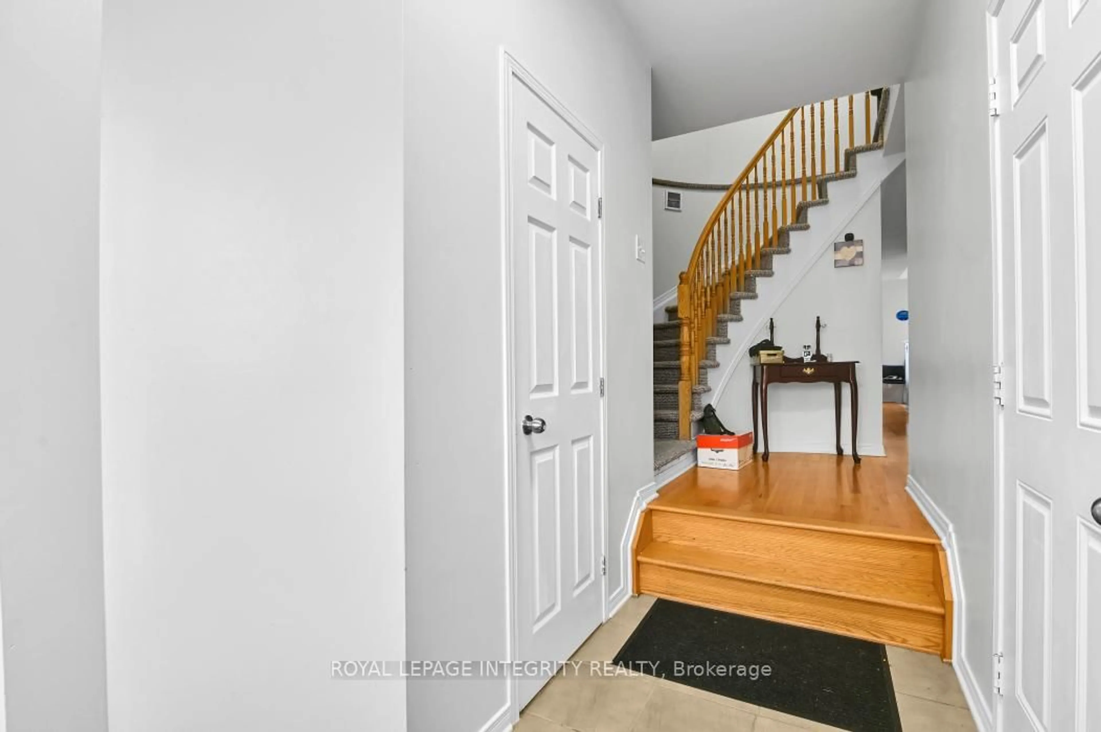 Indoor foyer for 161 Romina St, Ottawa Ontario K2S 0J3