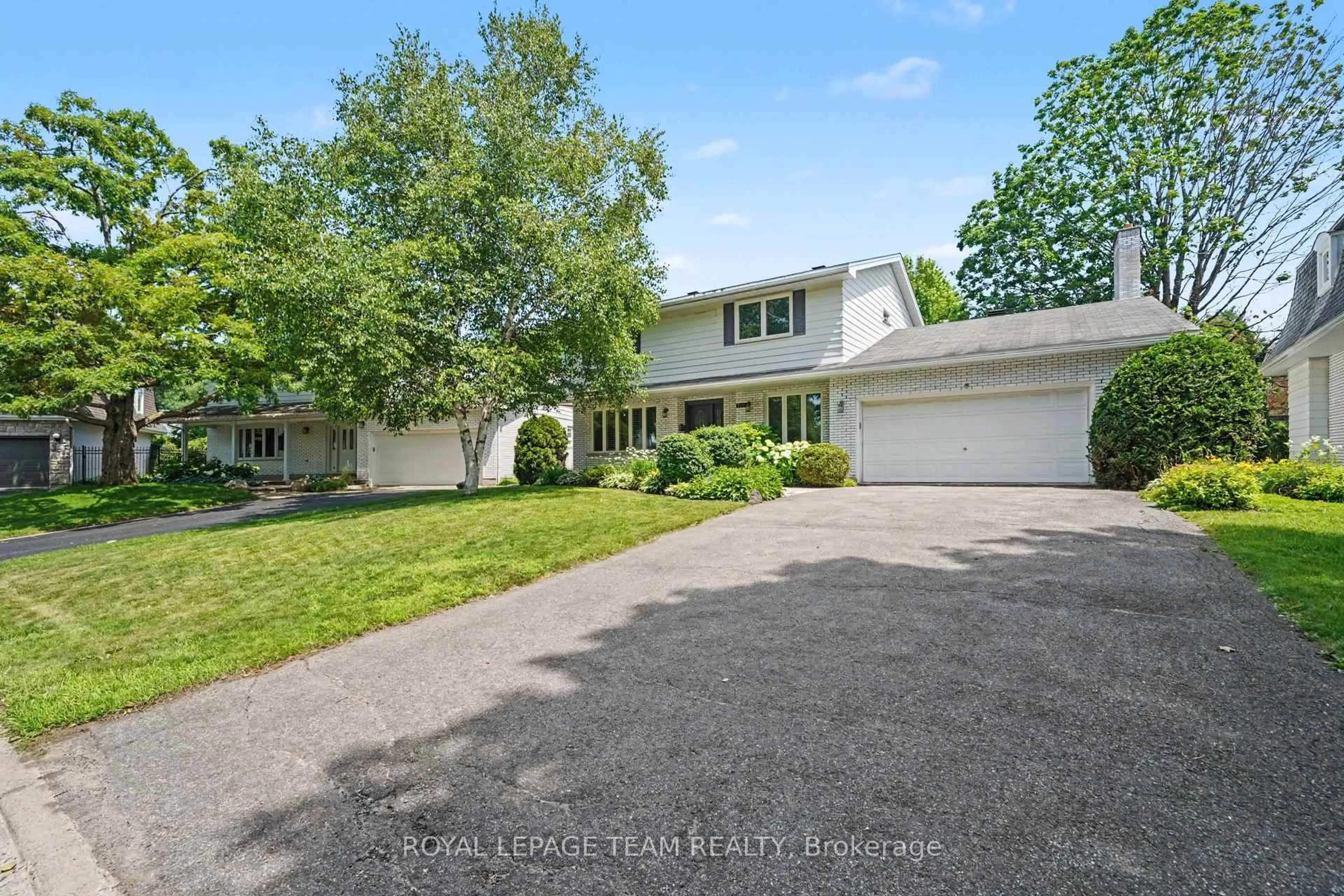 A pic from outside/outdoor area/front of a property/back of a property/a pic from drone, street for 907 Dresden Cres, Ottawa Ontario K2B 5H8