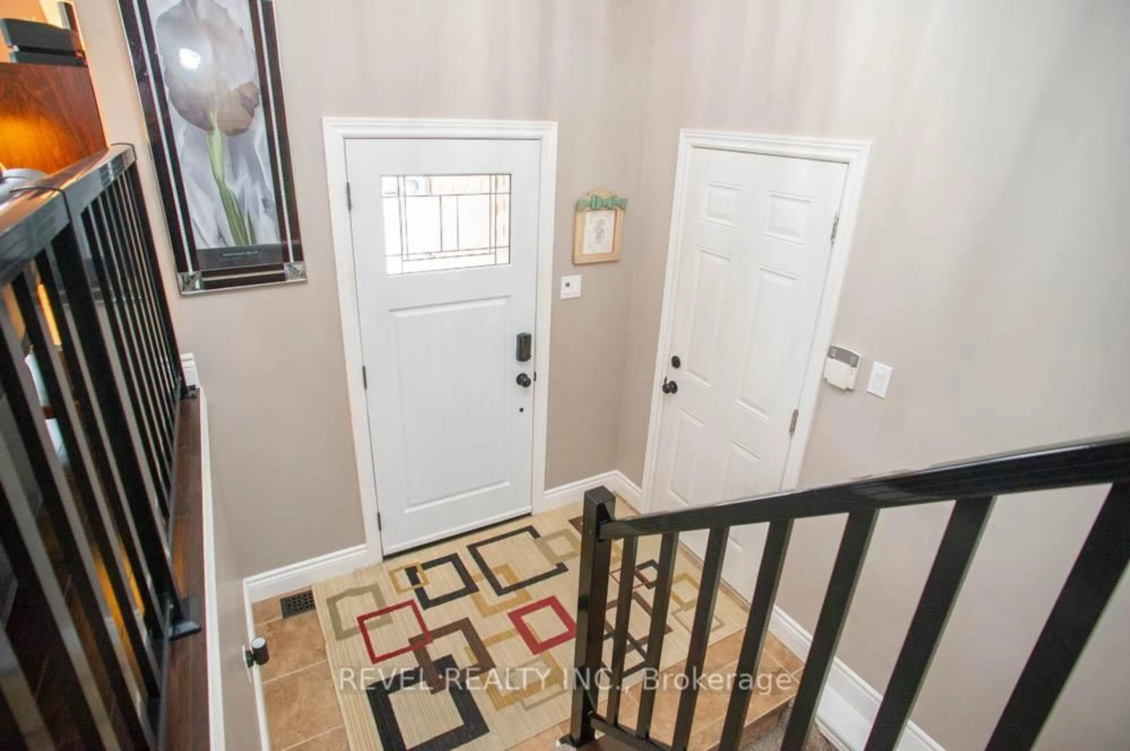 Indoor entryway for 145 McGuiness Dr, Brantford Ontario N3T 0B4
