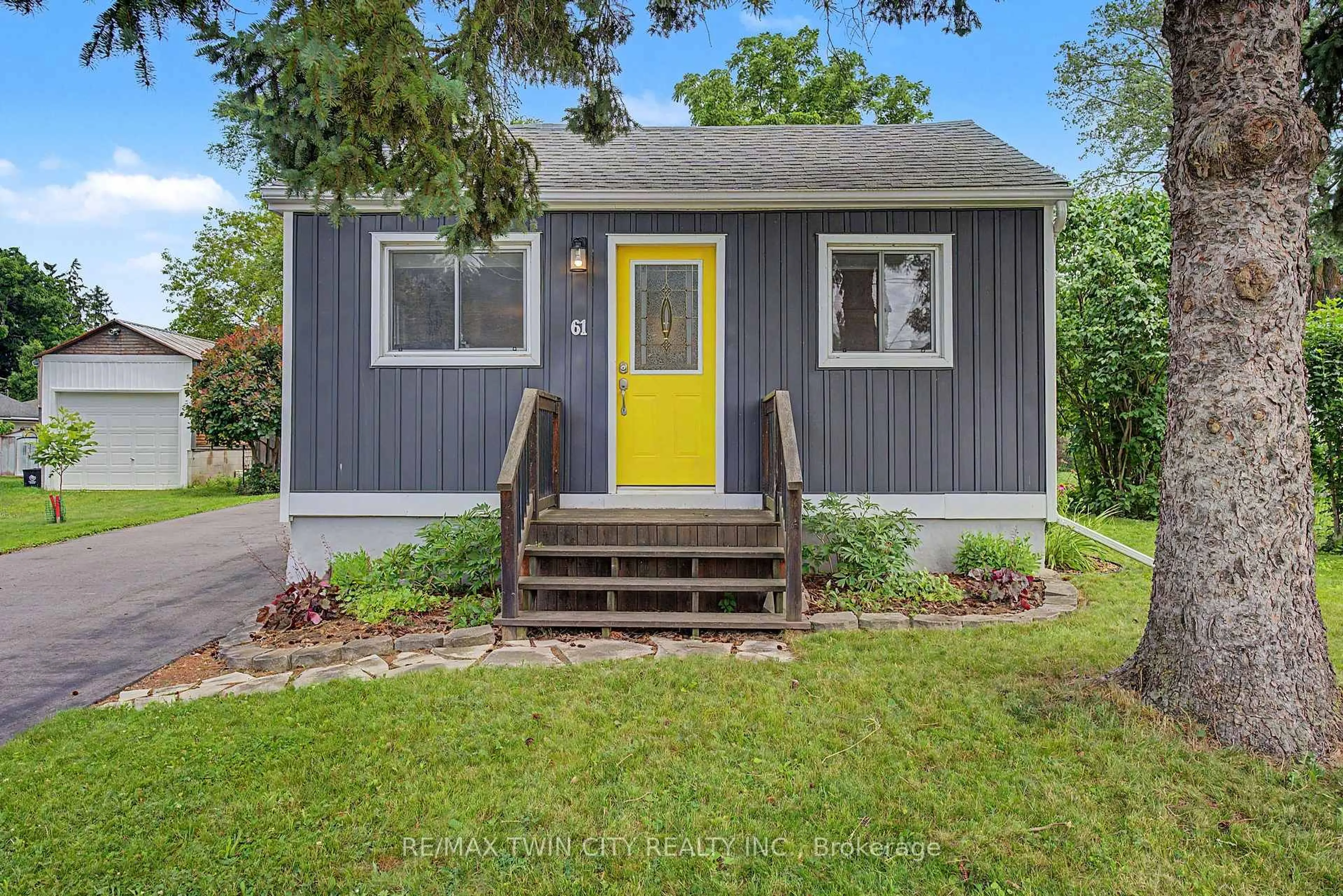 Home with vinyl exterior material, street for 61 Maud St, Woodstock Ontario N4S 3Y5