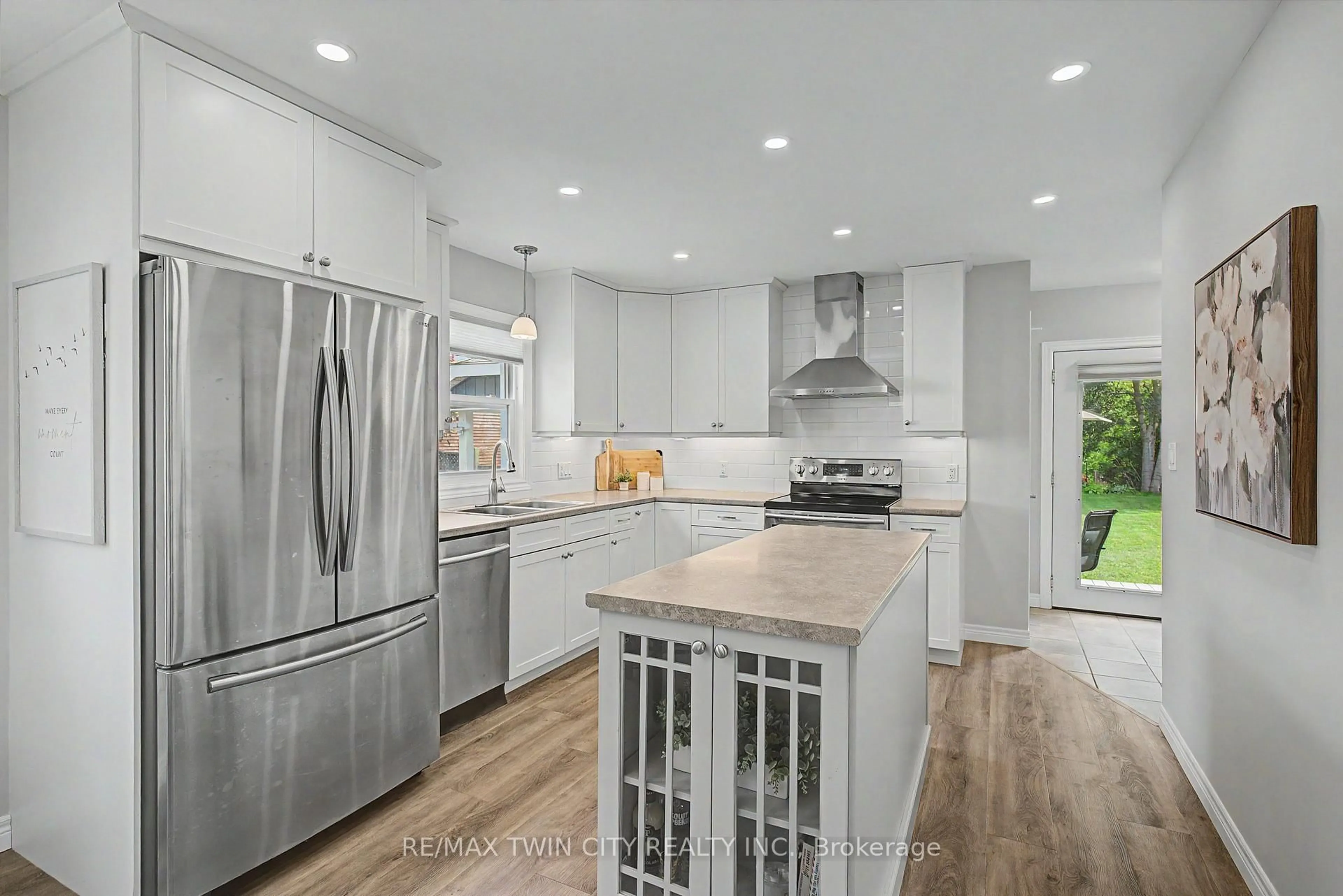 Contemporary kitchen, unknown for 61 Maud St, Woodstock Ontario N4S 3Y5