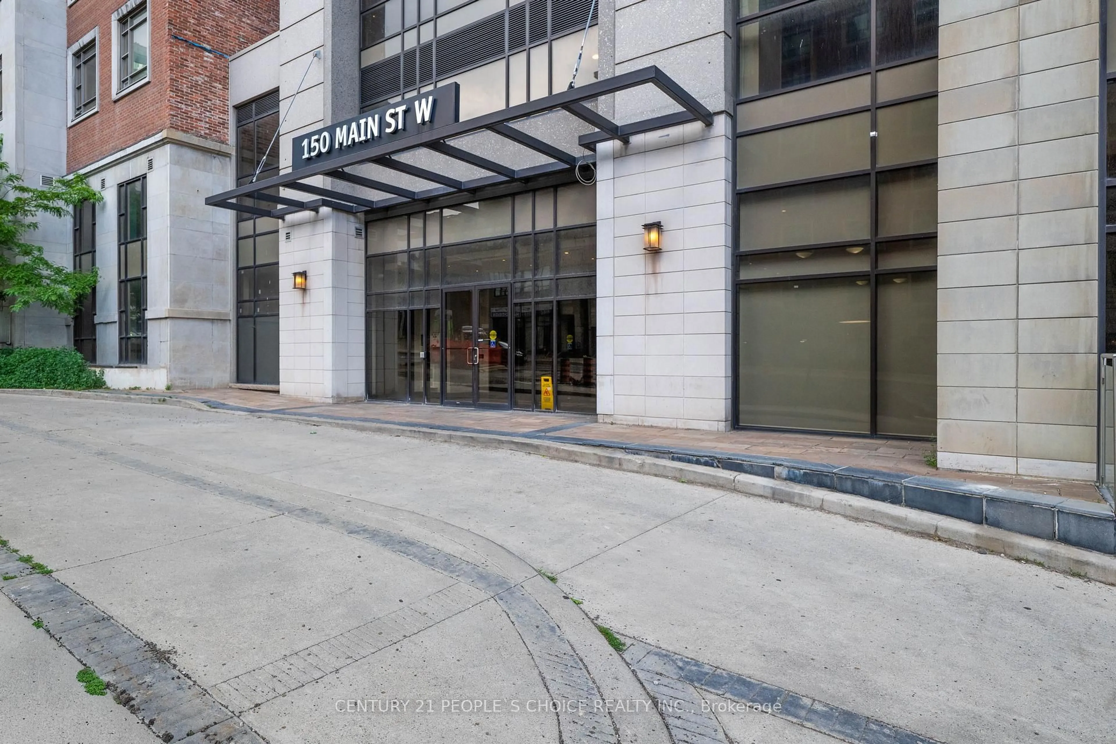 Indoor foyer for 150 Main St #514, Hamilton Ontario L8P 1H8