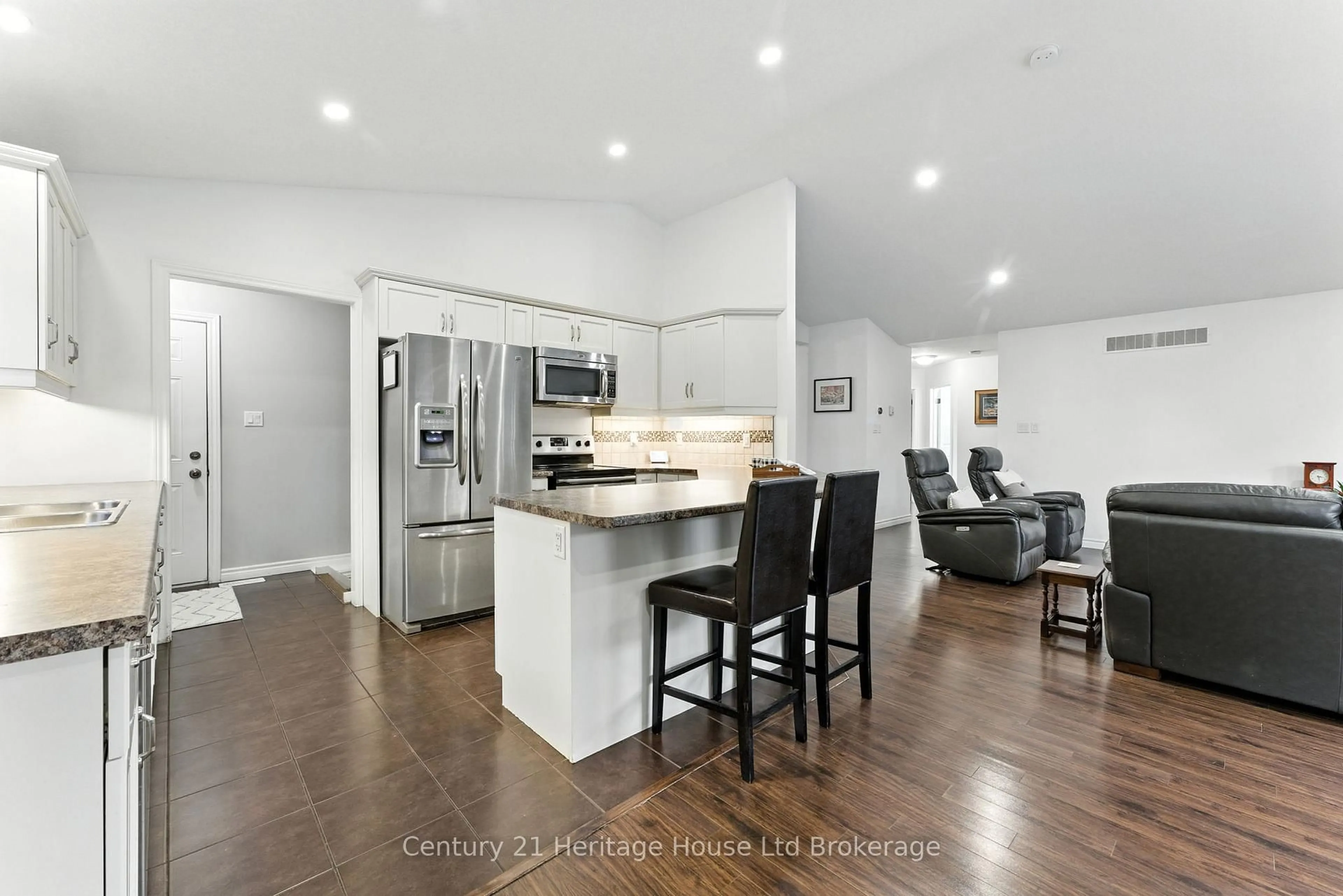 Open concept kitchen, unknown for 107 Applewood St, Blandford-Blenheim Ontario N0J 1S0