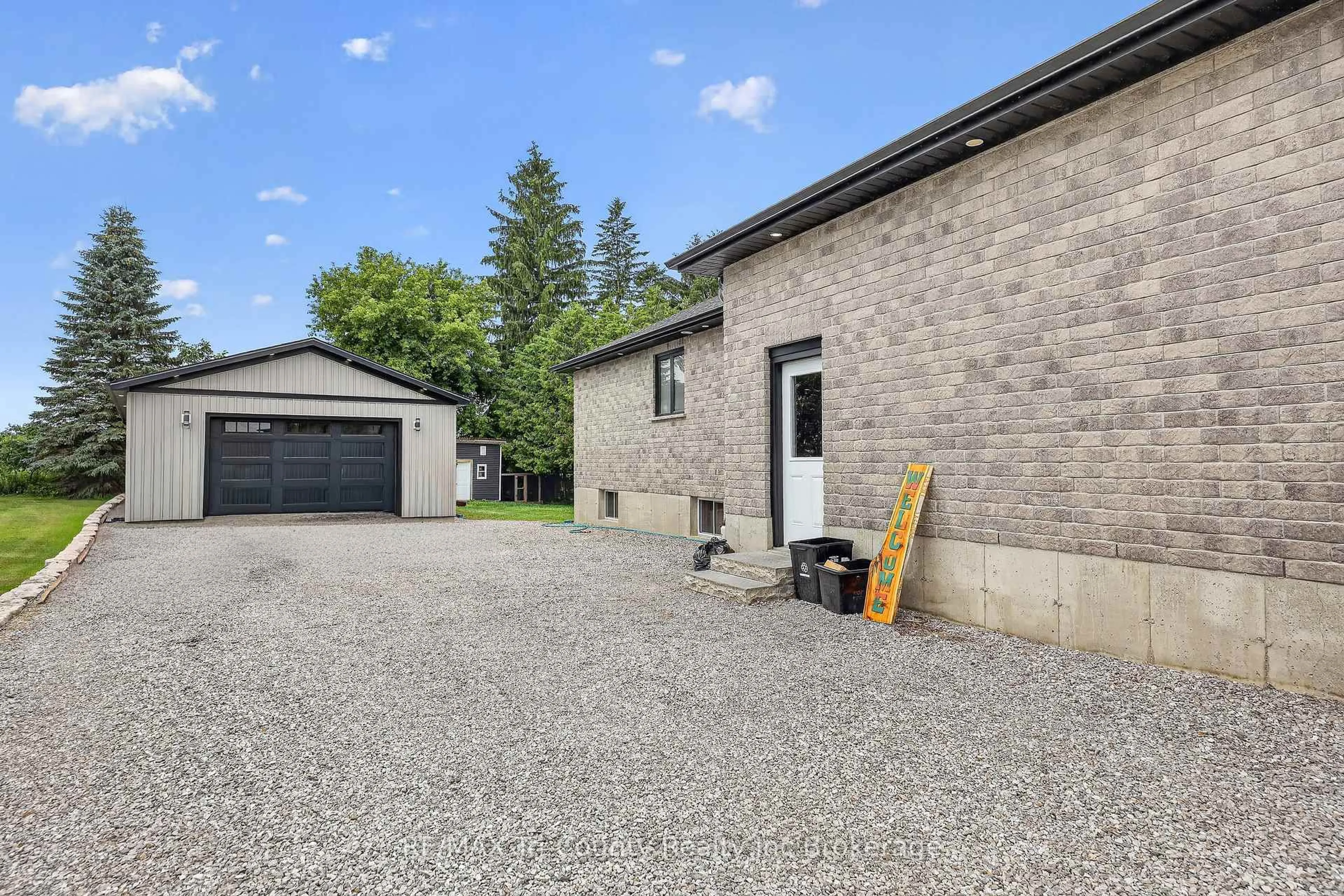 A pic from outside/outdoor area/front of a property/back of a property/a pic from drone, street for 520 Fairground Rd, Norfolk Ontario N0E 1G0