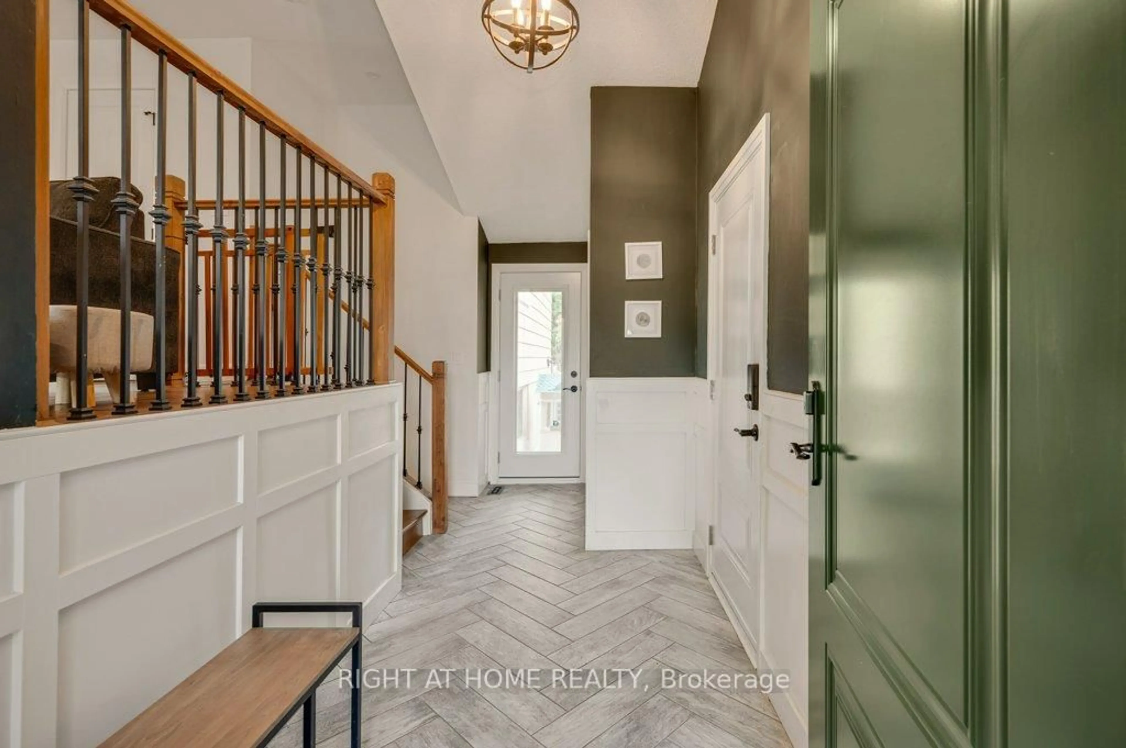 Indoor entryway for 80 Heatherdale Pl, Hamilton Ontario L9C 6N9