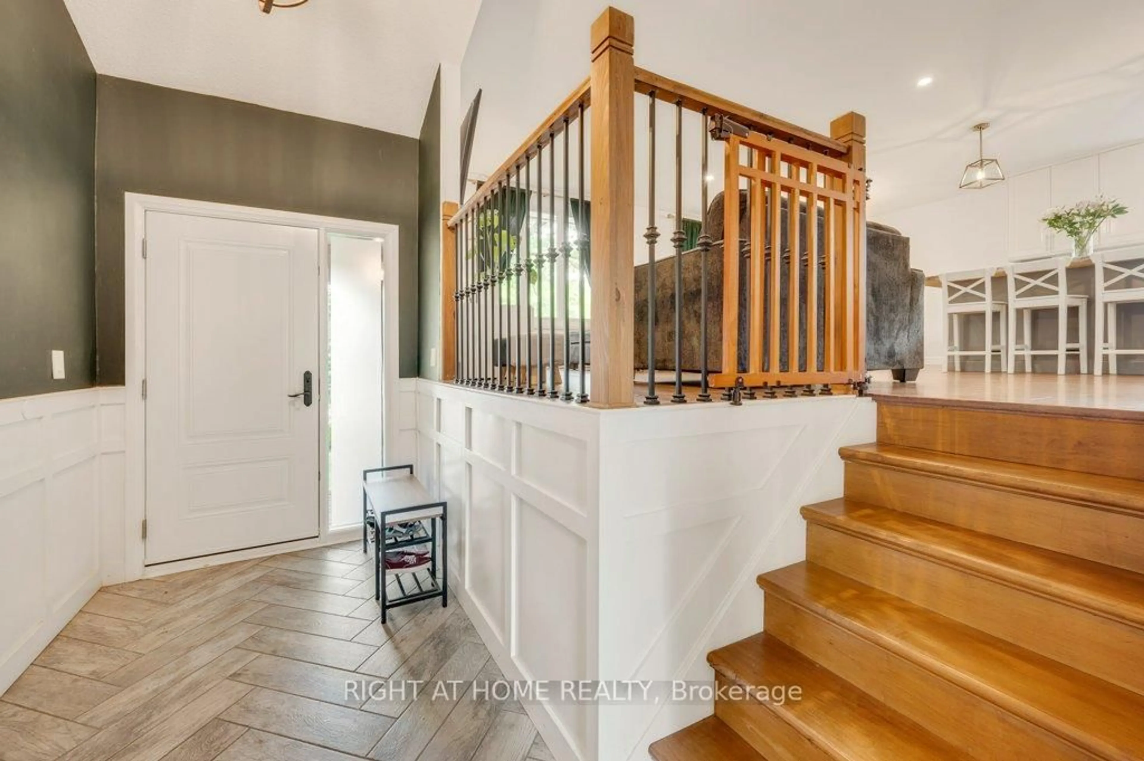 Indoor entryway for 80 Heatherdale Pl, Hamilton Ontario L9C 6N9
