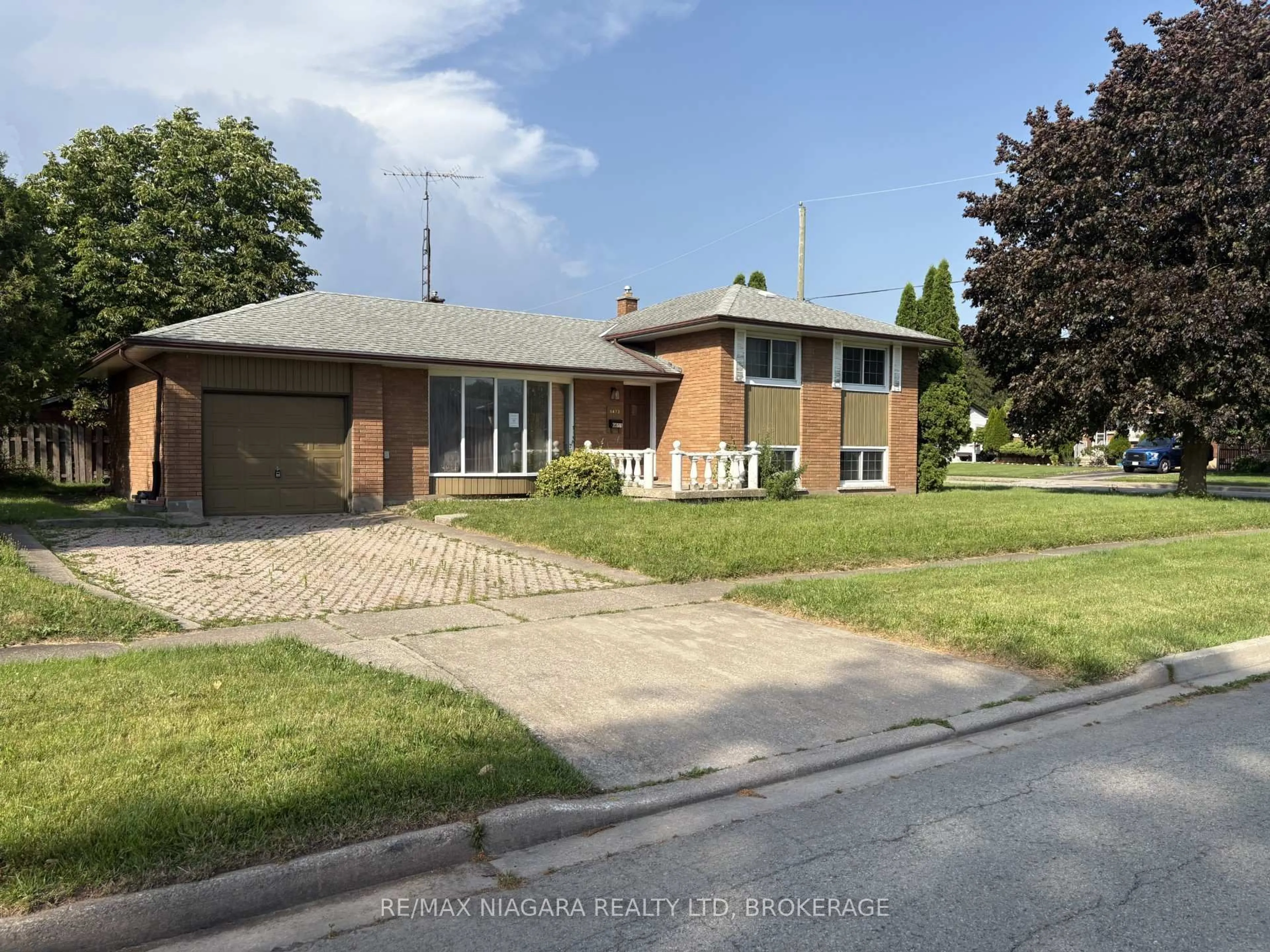Home with brick exterior material, street for 6611 Margaret St, Niagara Falls Ontario L2G 2V1