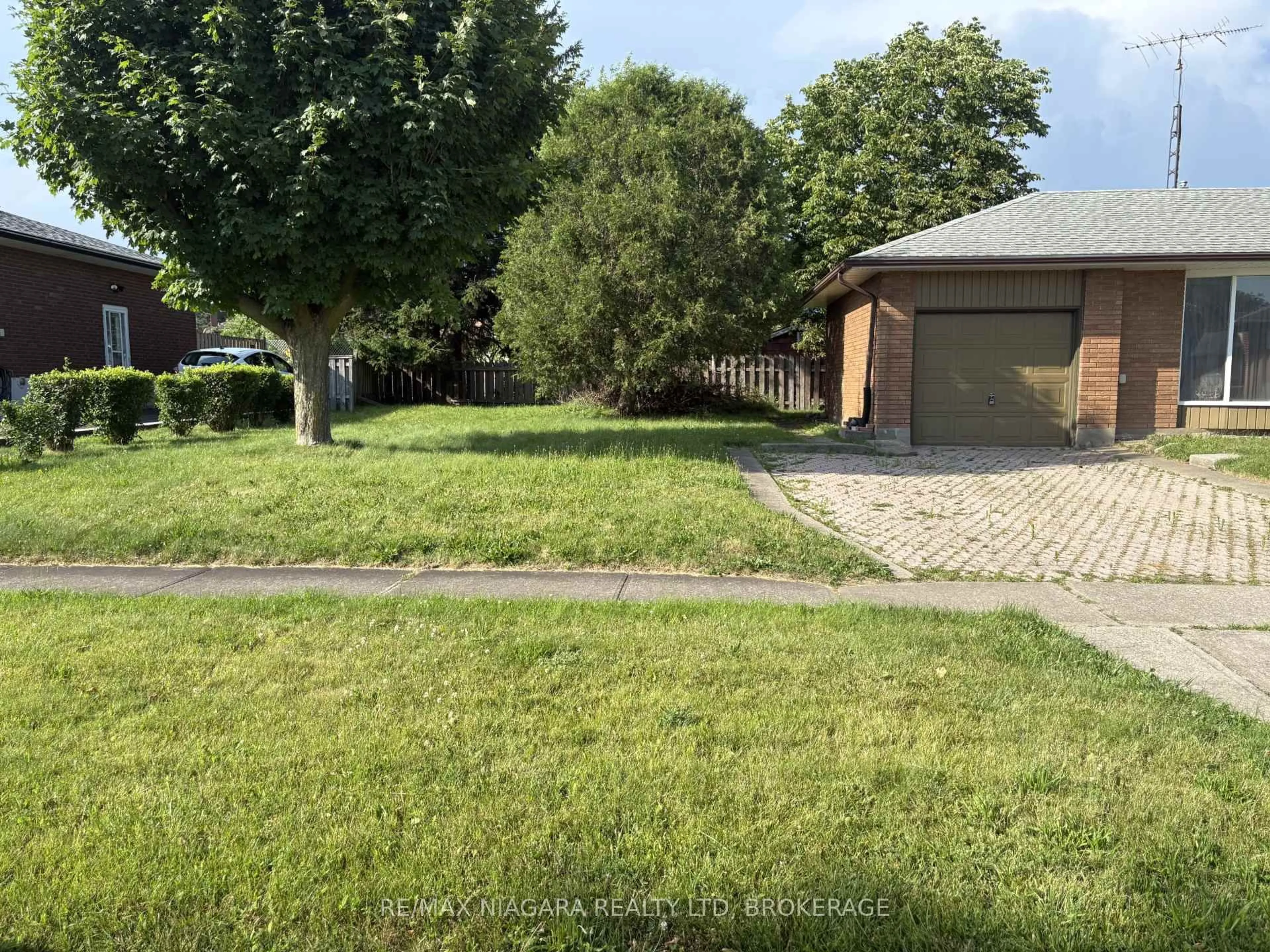 A pic from outside/outdoor area/front of a property/back of a property/a pic from drone, street for 6611 Margaret St, Niagara Falls Ontario L2G 2V1