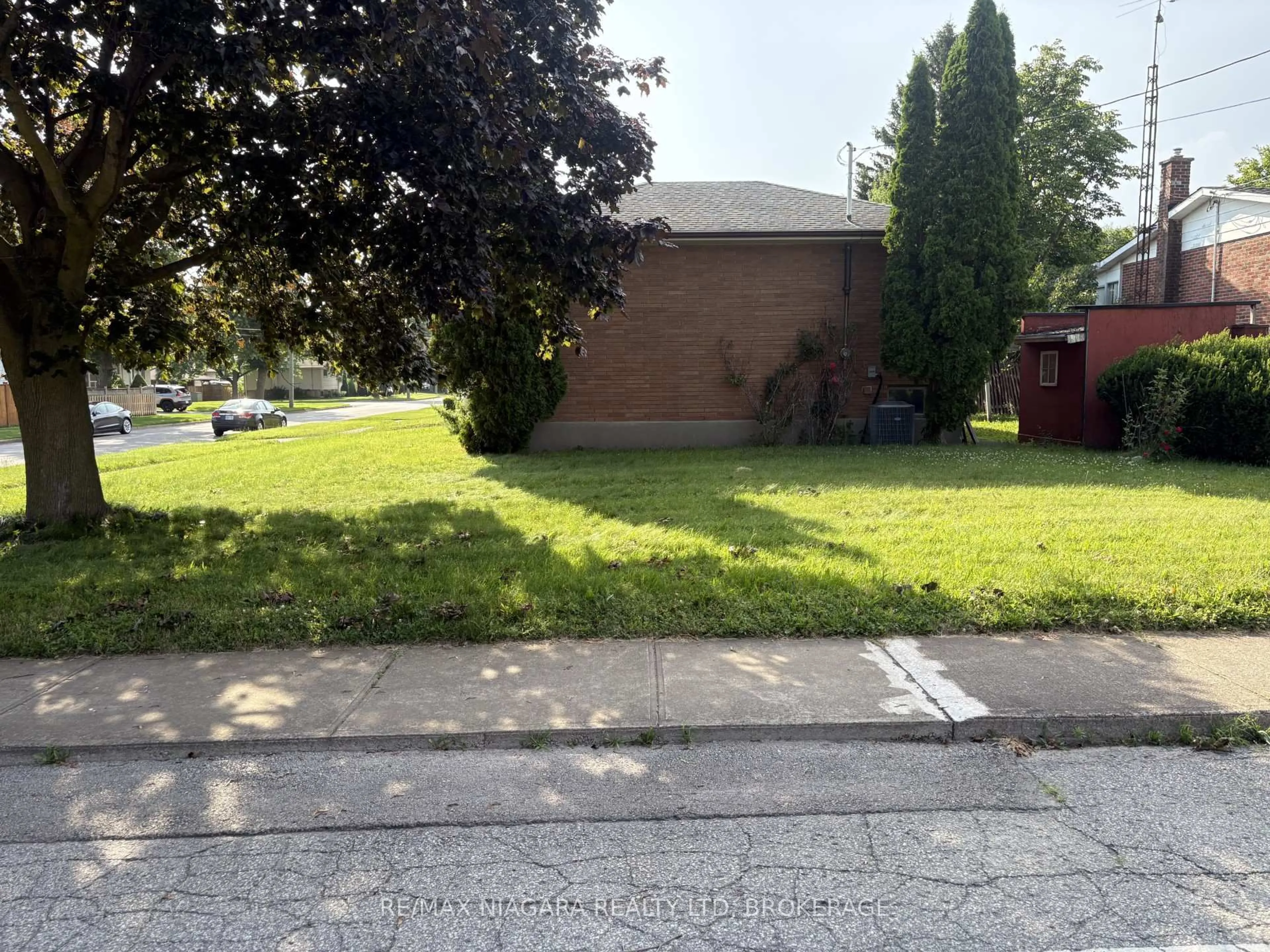 A pic from outside/outdoor area/front of a property/back of a property/a pic from drone, street for 6611 Margaret St, Niagara Falls Ontario L2G 2V1