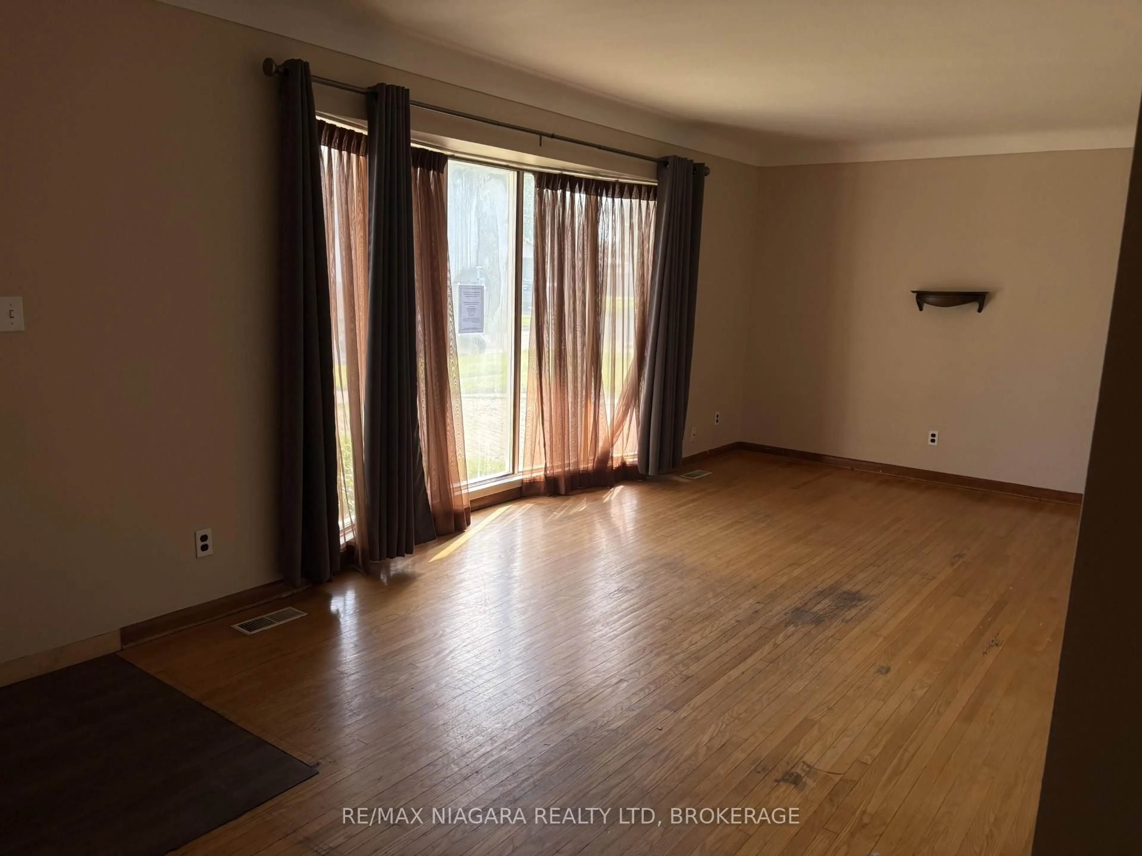 A pic of a room for 6611 Margaret St, Niagara Falls Ontario L2G 2V1
