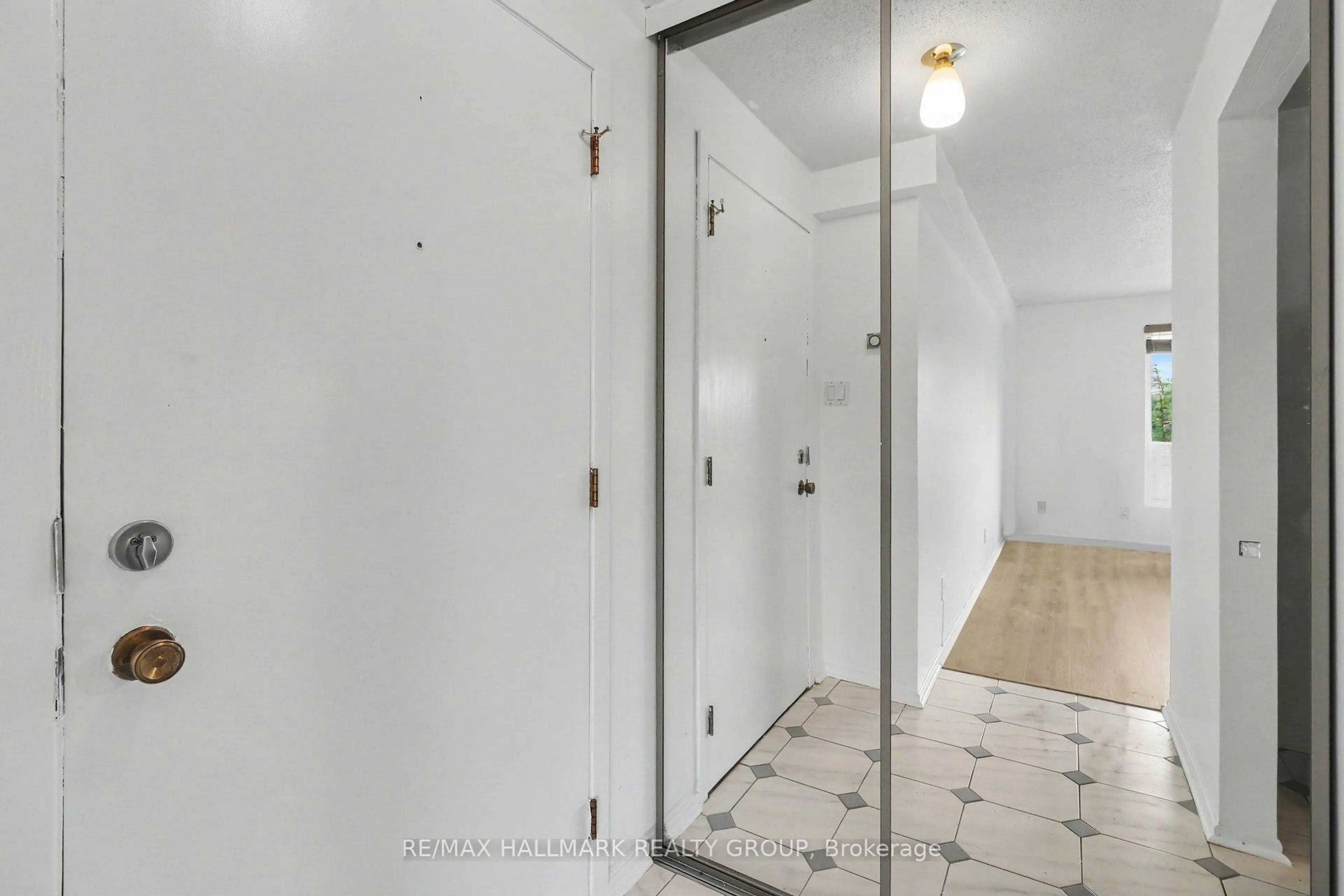 Unknown for 900 Elmsmere Rd #8, Ottawa Ontario K1J 7T6
