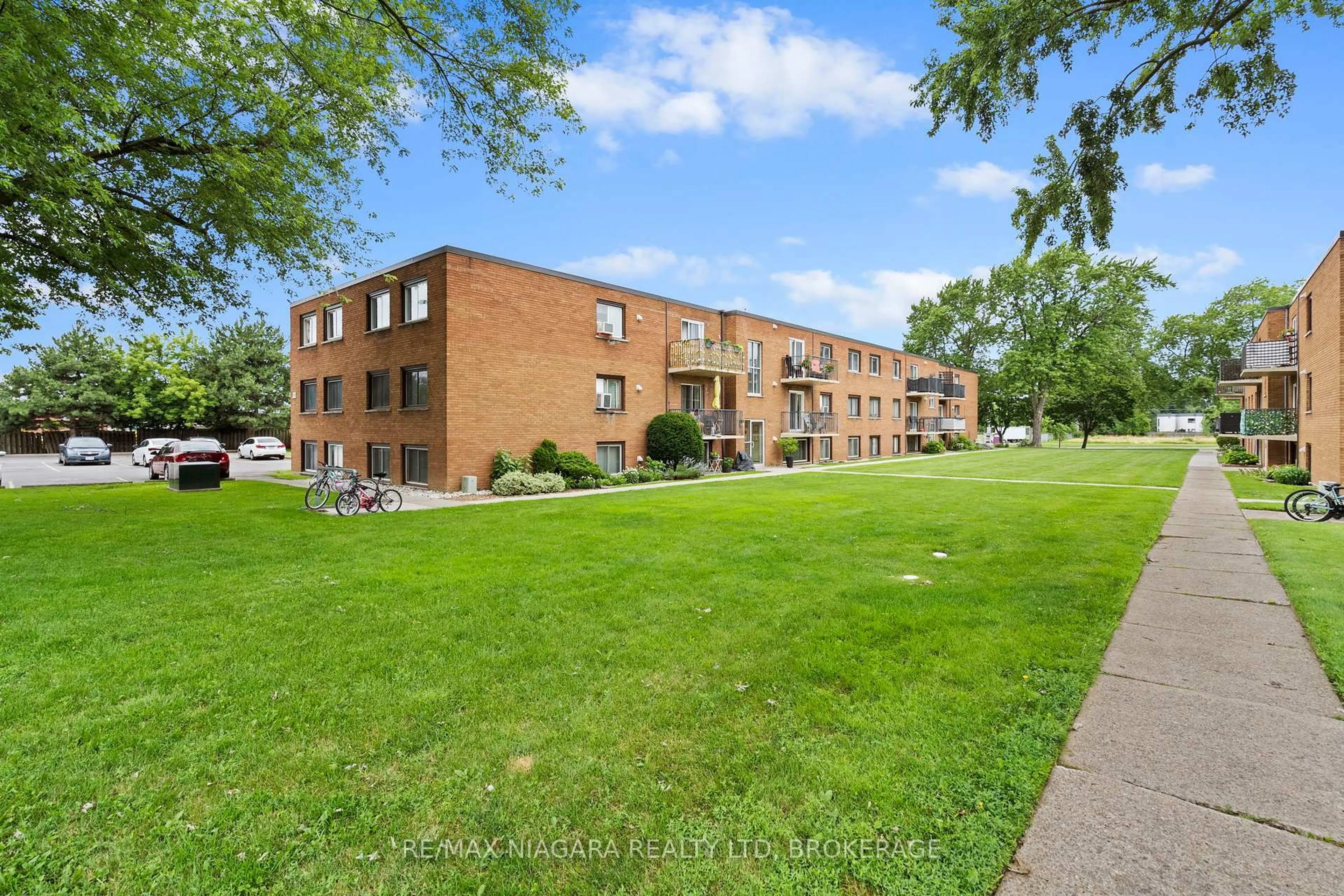 A pic from outside/outdoor area/front of a property/back of a property/a pic from drone, unknown for 450 CARLTON St #34, St. Catharines Ontario L2M 4X1