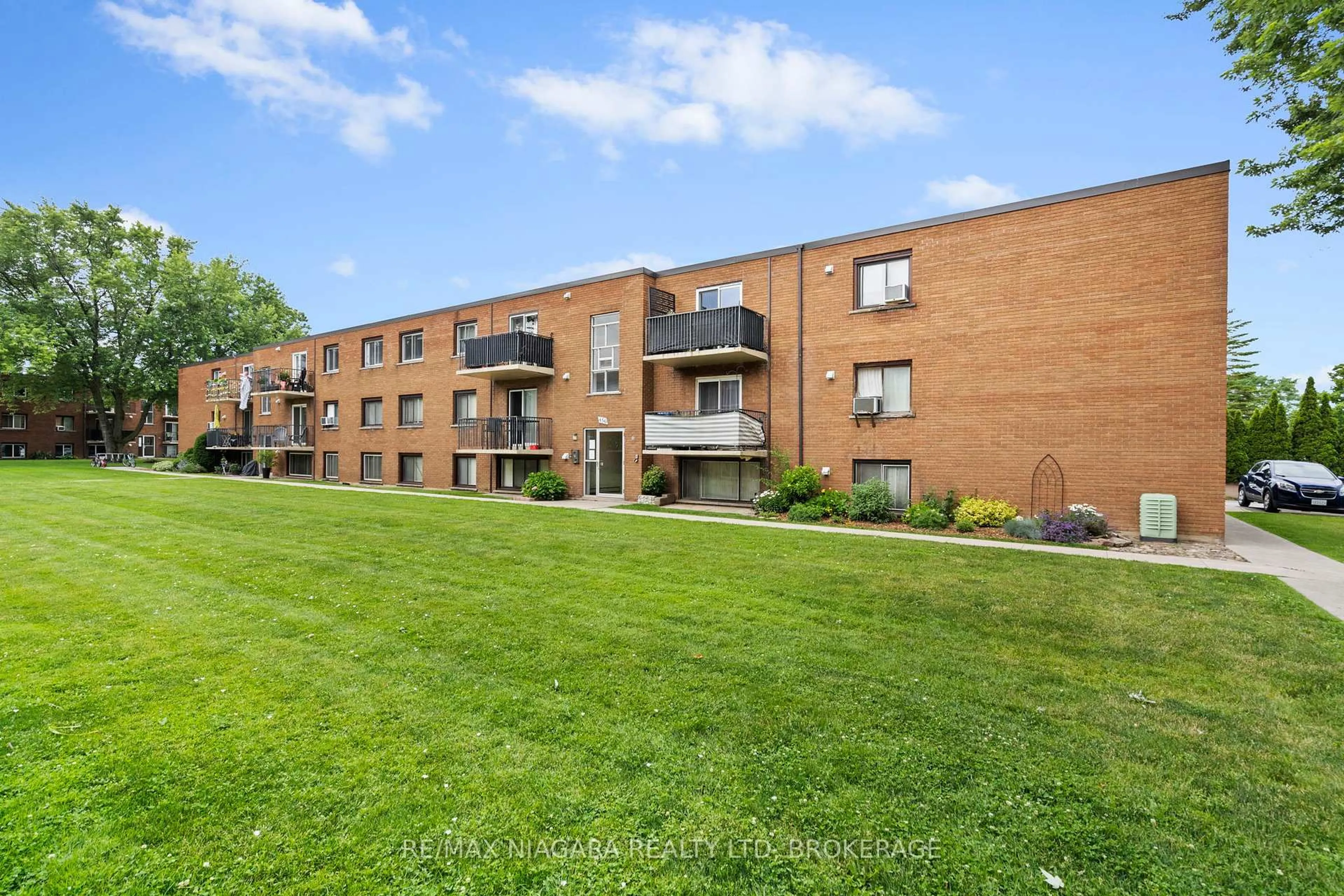 Patio, unknown for 450 CARLTON St #34, St. Catharines Ontario L2M 4X1