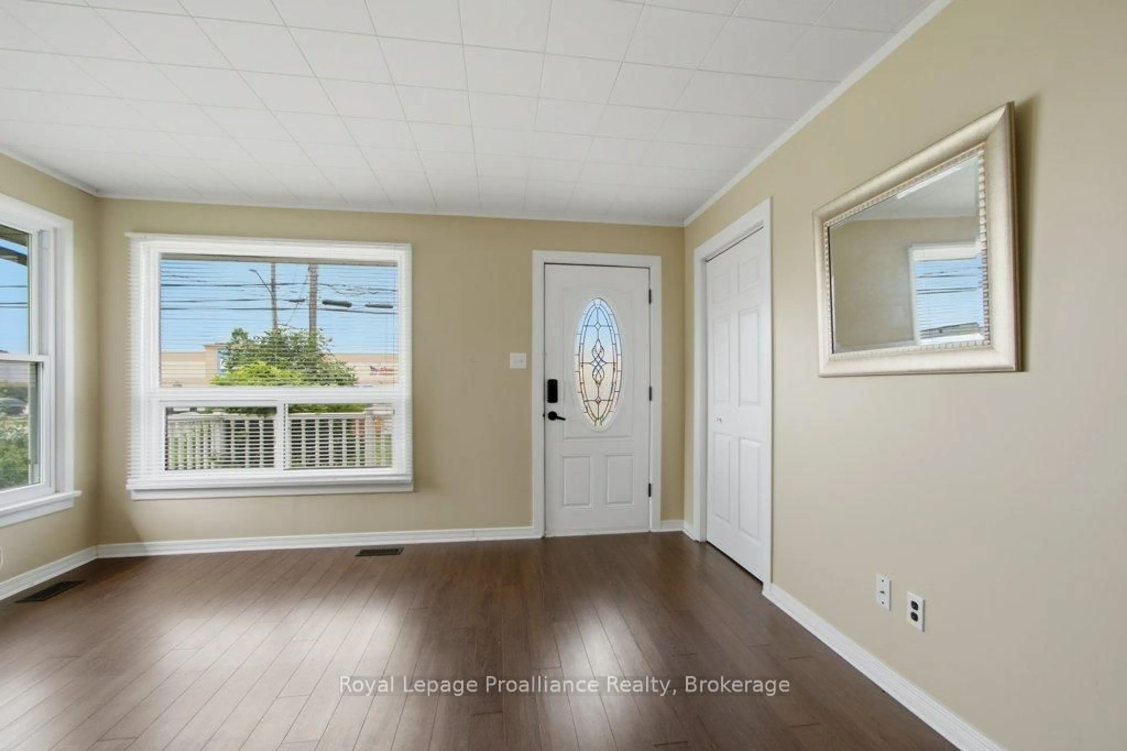 Indoor entryway for 395 Sidney St, Quinte West Ontario K8V 6N6