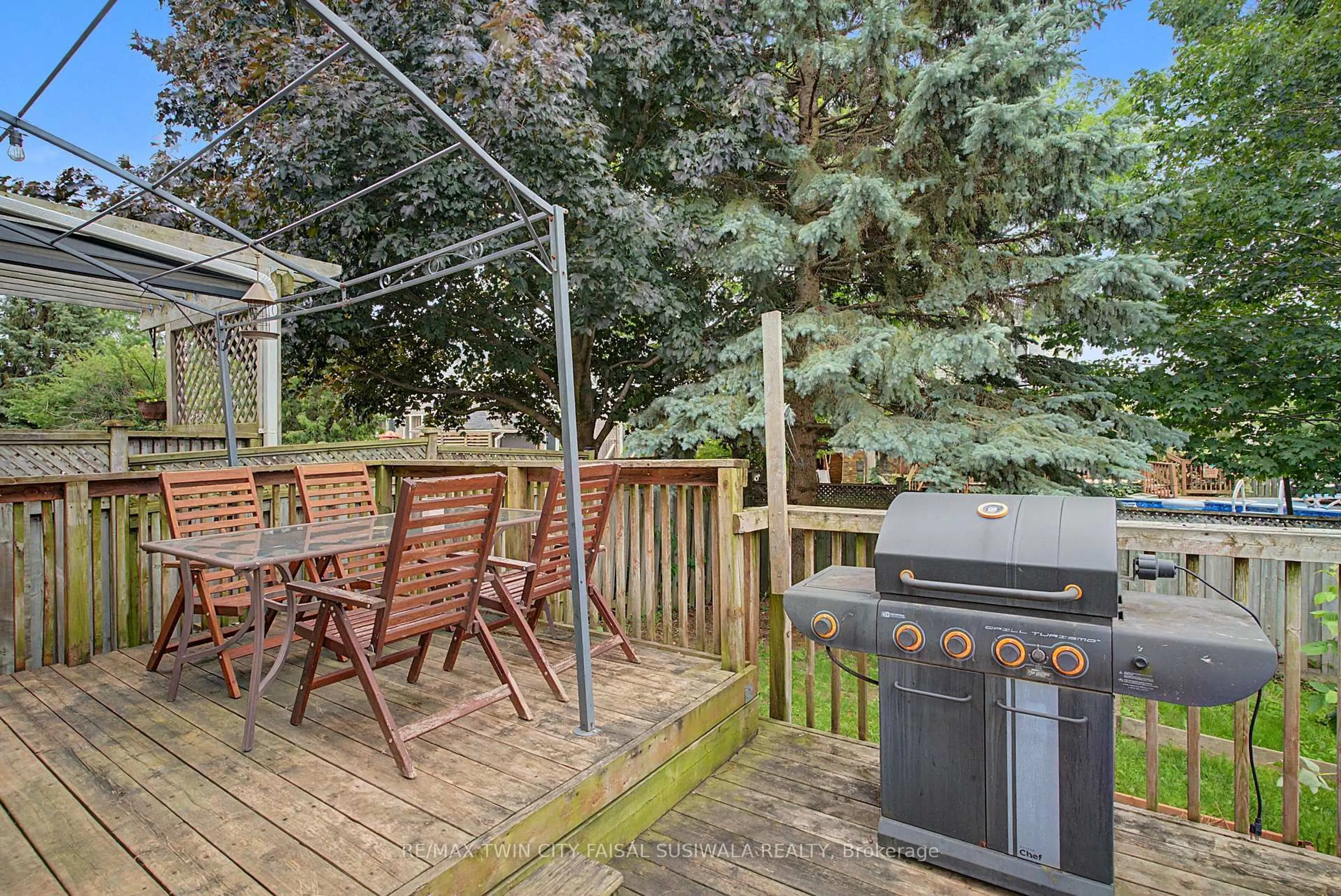 Patio, unknown for 191 Northview Heights Dr, Cambridge Ontario N1R 8C6