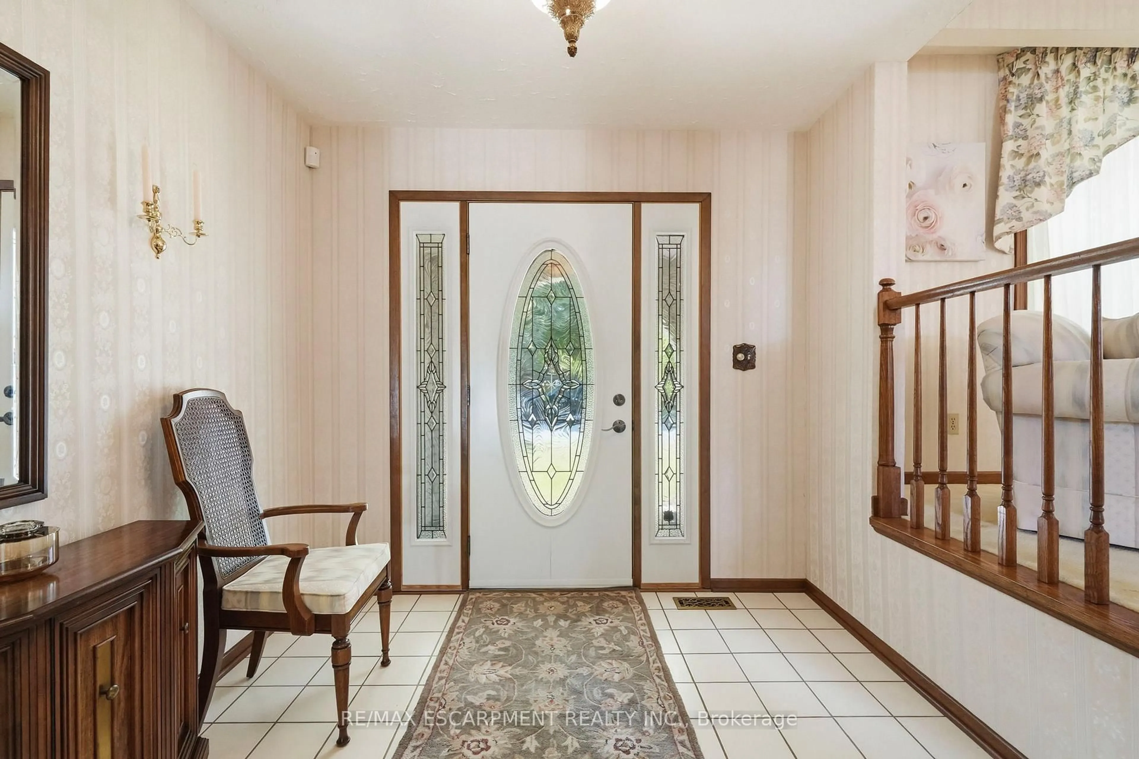 Indoor foyer for 11 Tanera Cres, St. Catharines Ontario L2M 7J7