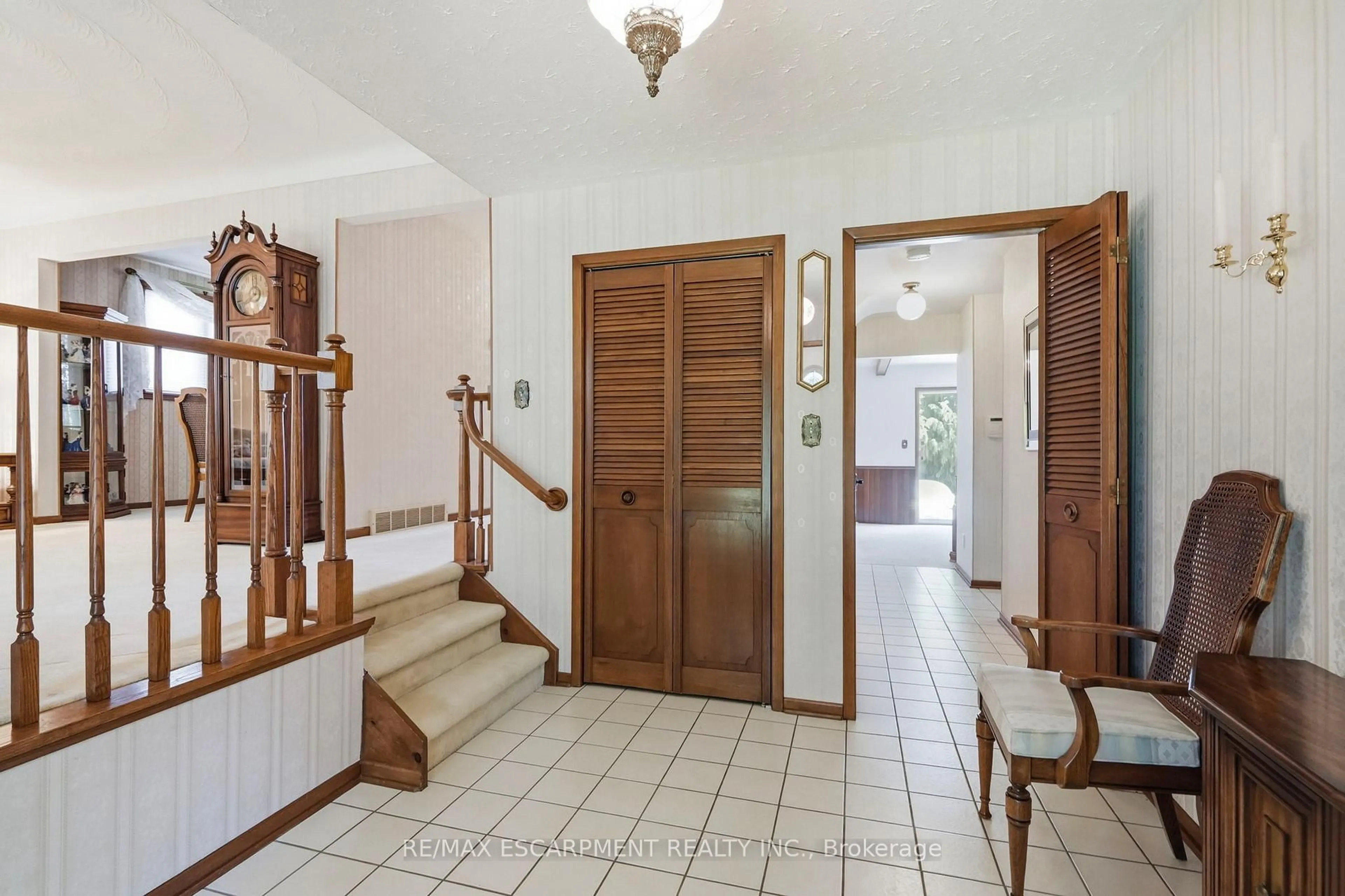 Indoor foyer for 11 Tanera Cres, St. Catharines Ontario L2M 7J7