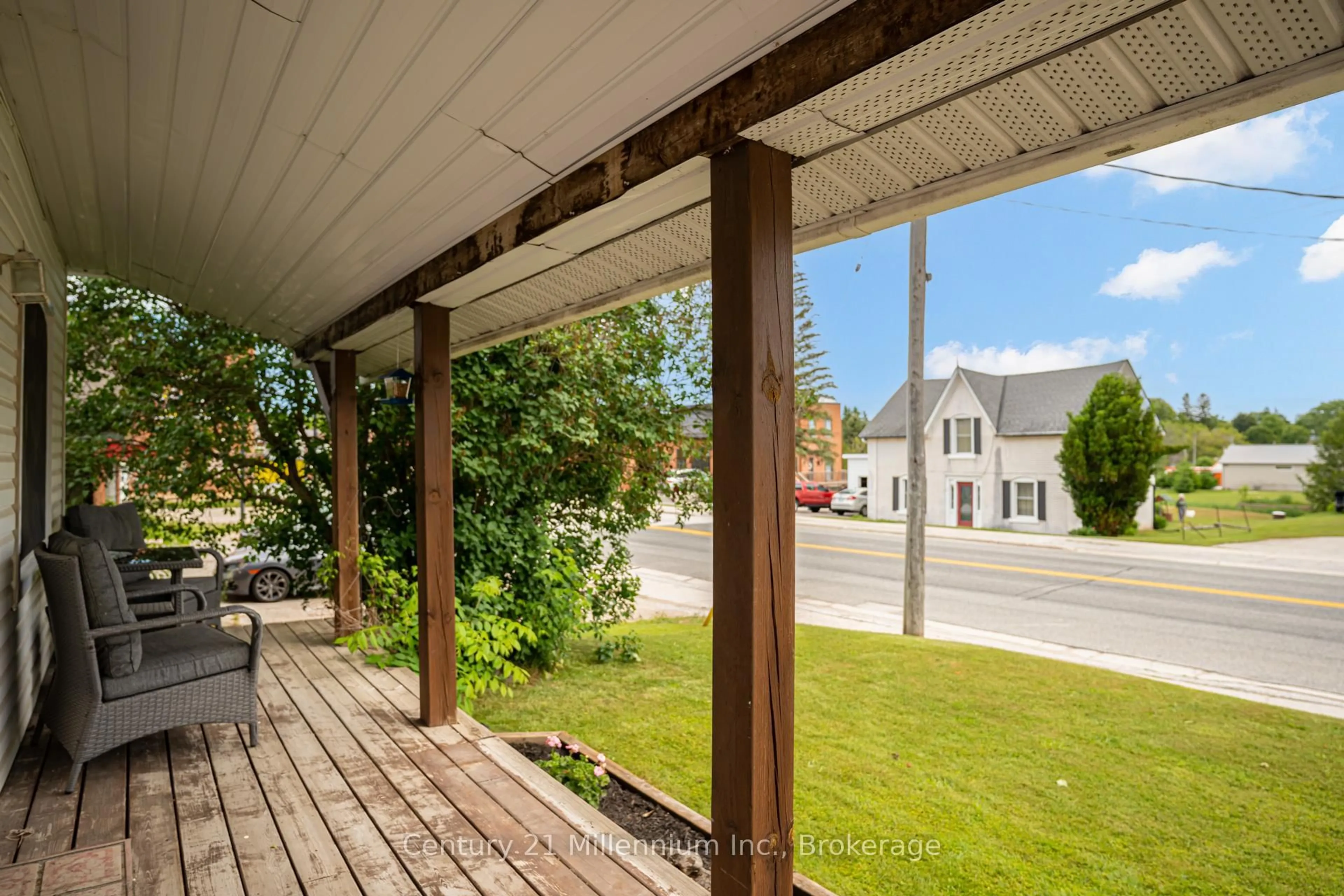 Patio, street for 266 Garafraxa St, Chatsworth Ontario N0H 1G0