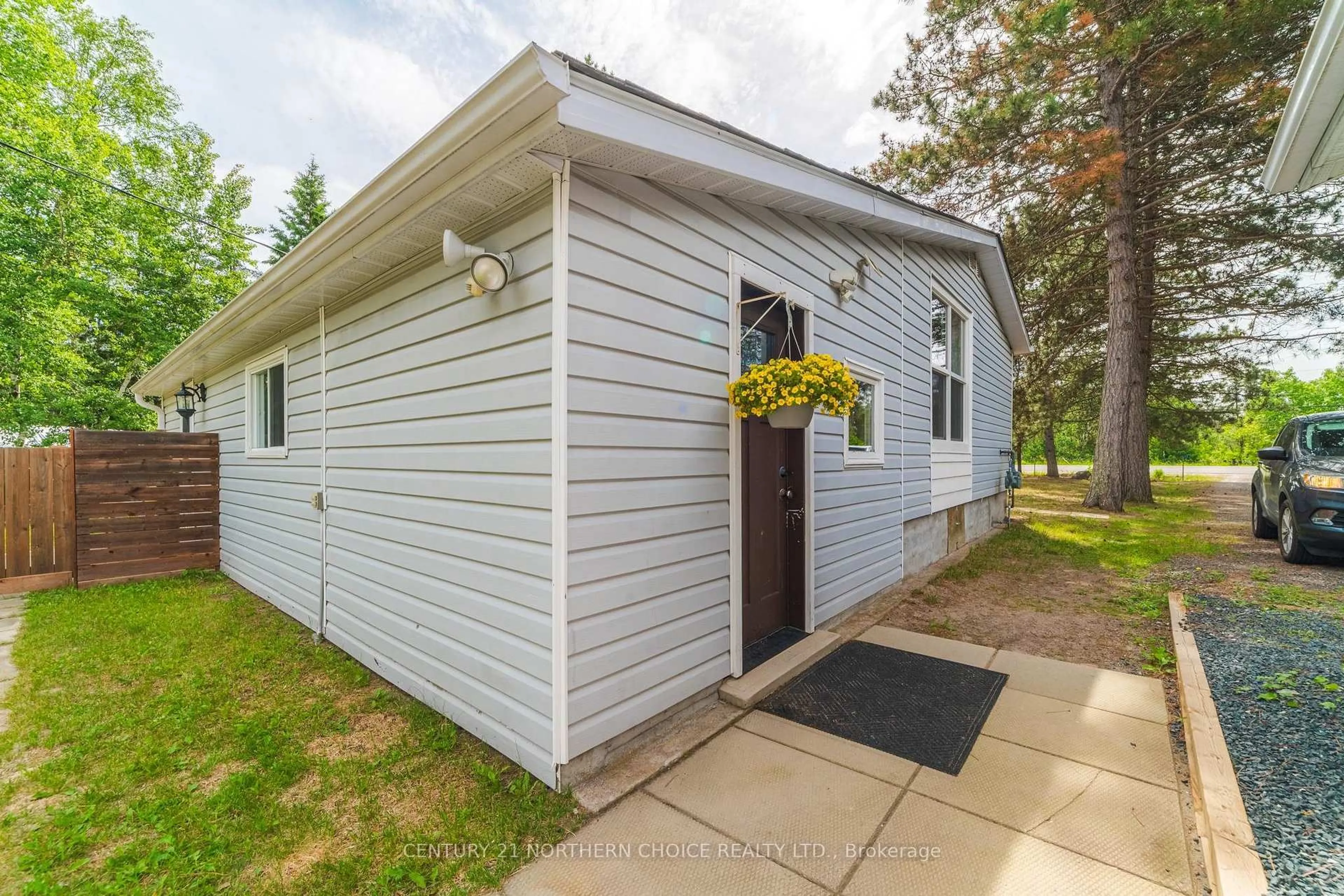 Home with vinyl exterior material, building for 626 AIRPORT ROAD, Kenora Ontario P9N 0A7
